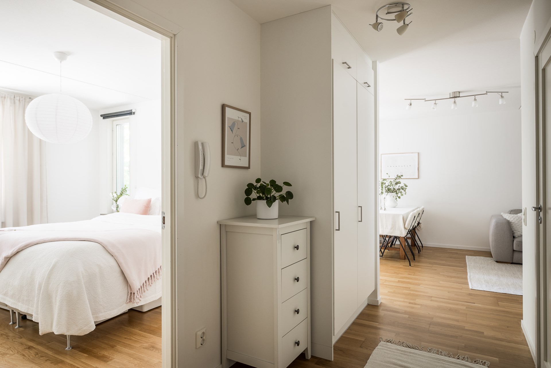 Sociala bostad med stor och inglasad balkong!