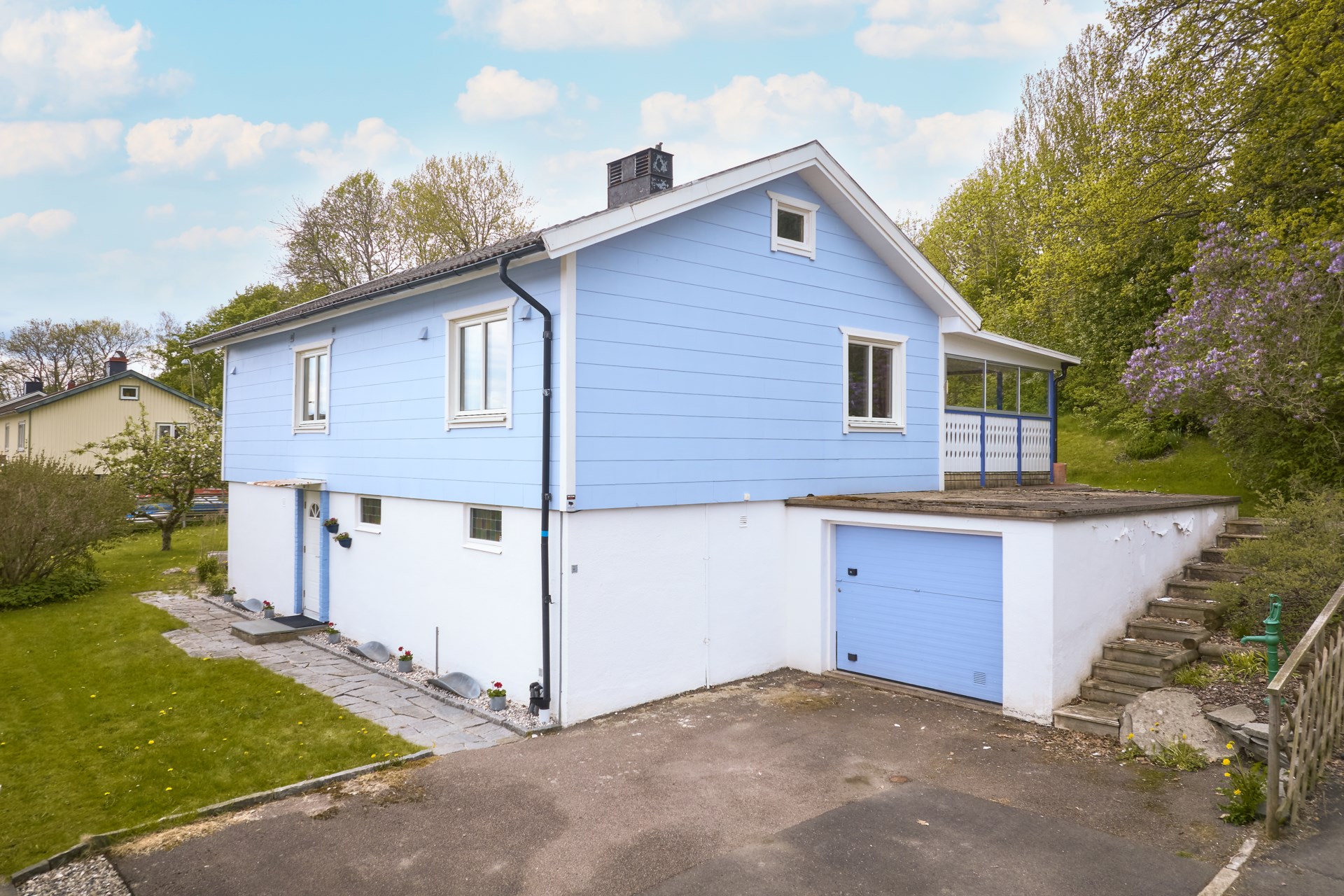 Friliggande sutterängvilla med bergvärme, pool och privat läge mot skogen!