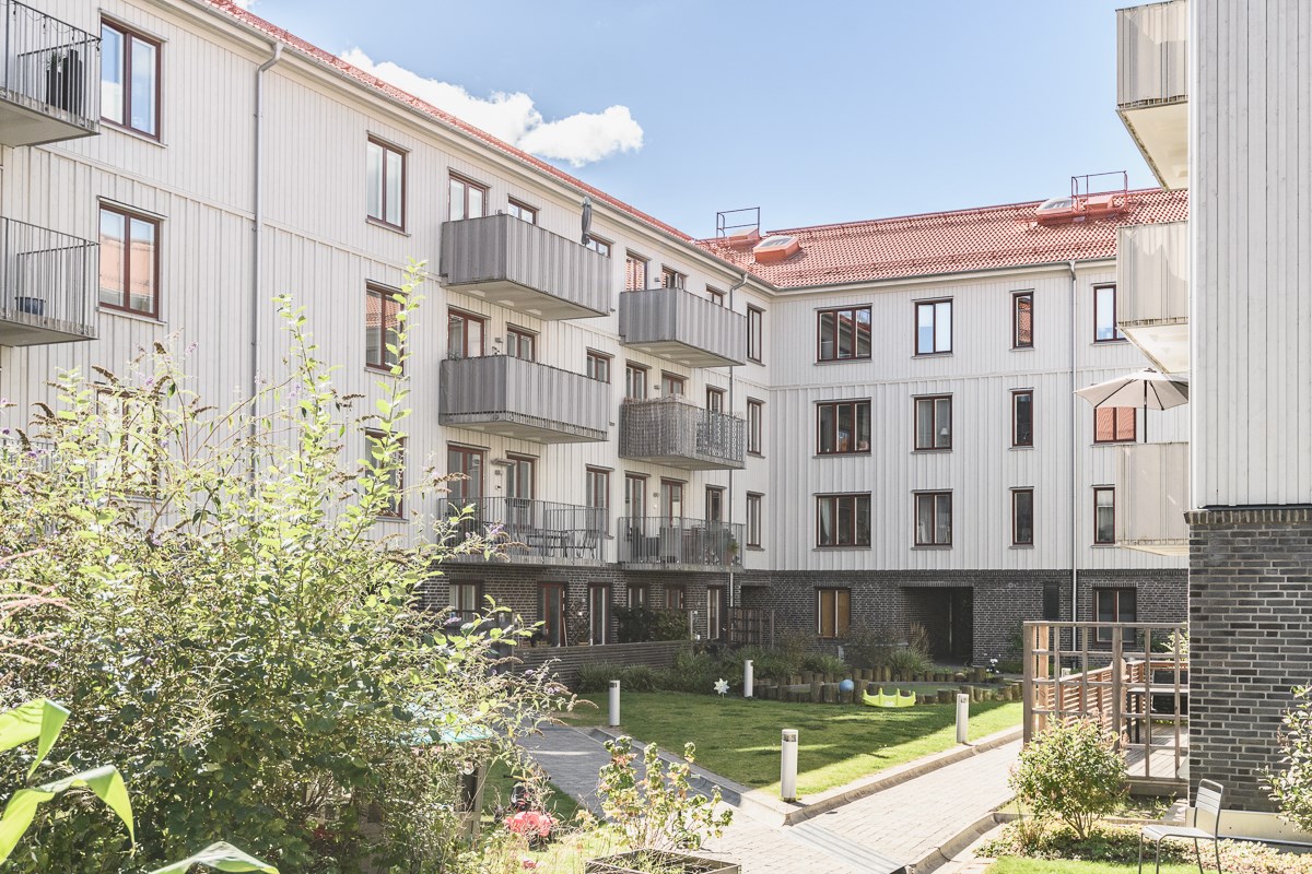 Välplanerat hem med genomtänkta detaljer och solig balkong
