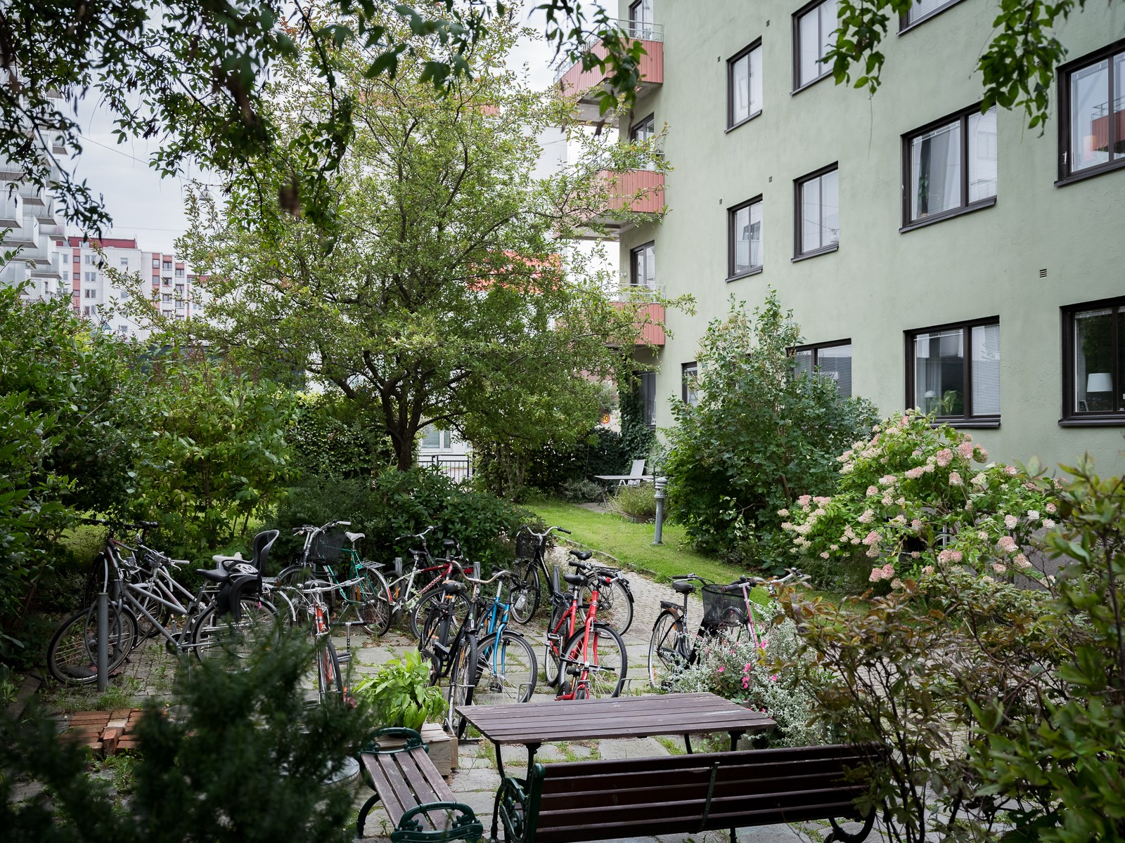 Varsamt renoverad funkistvåa med balkong på husets gavel