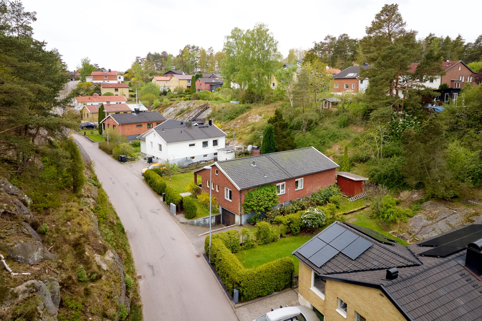 En 60-talsdröm i ett plan och källare med fint läge i natursköna Puketorp!