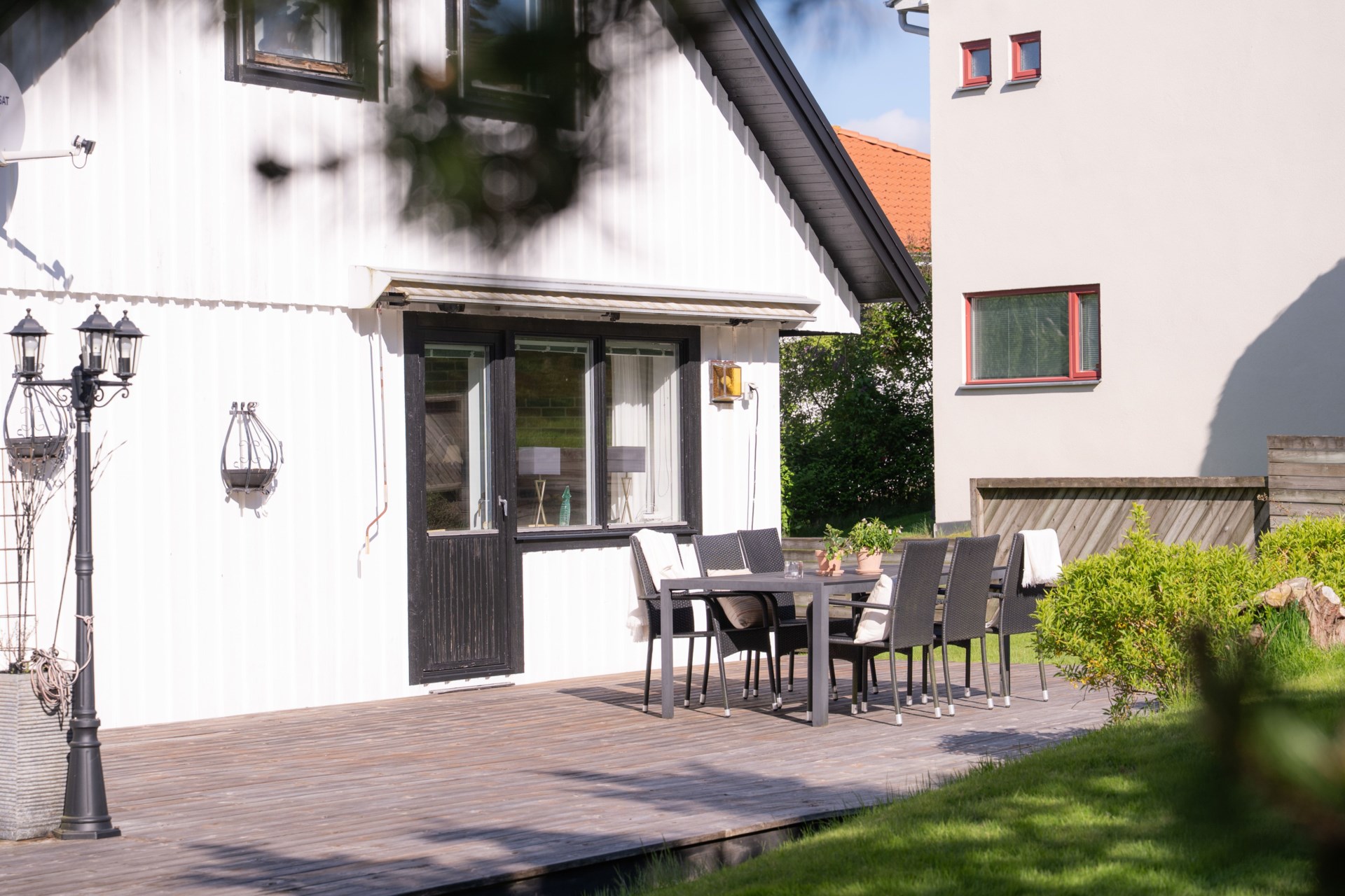 Välskött familjevilla med stora sociala ytor, många rum och friliggande garage.