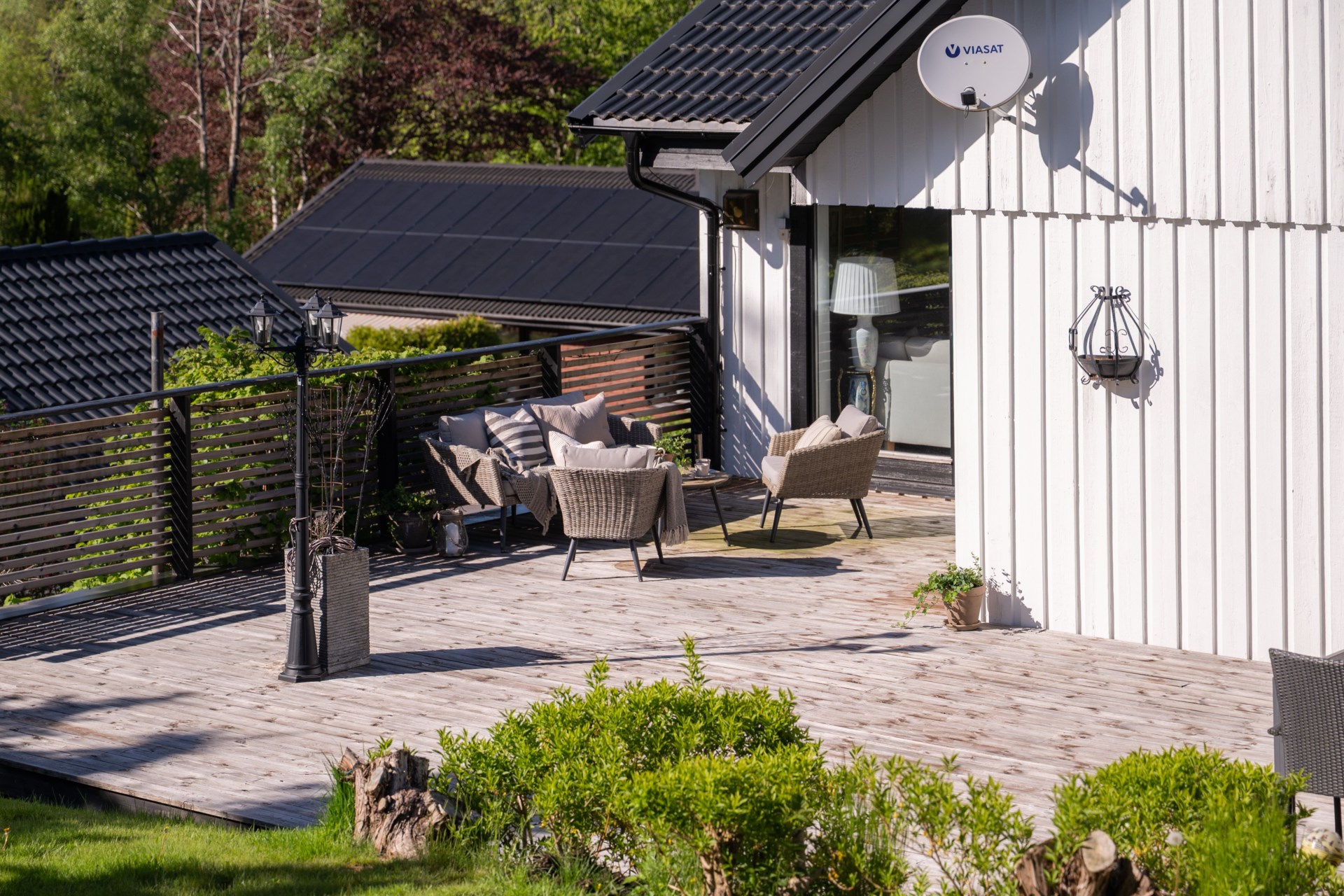 Välskött familjevilla med stora sociala ytor, många rum och friliggande garage.