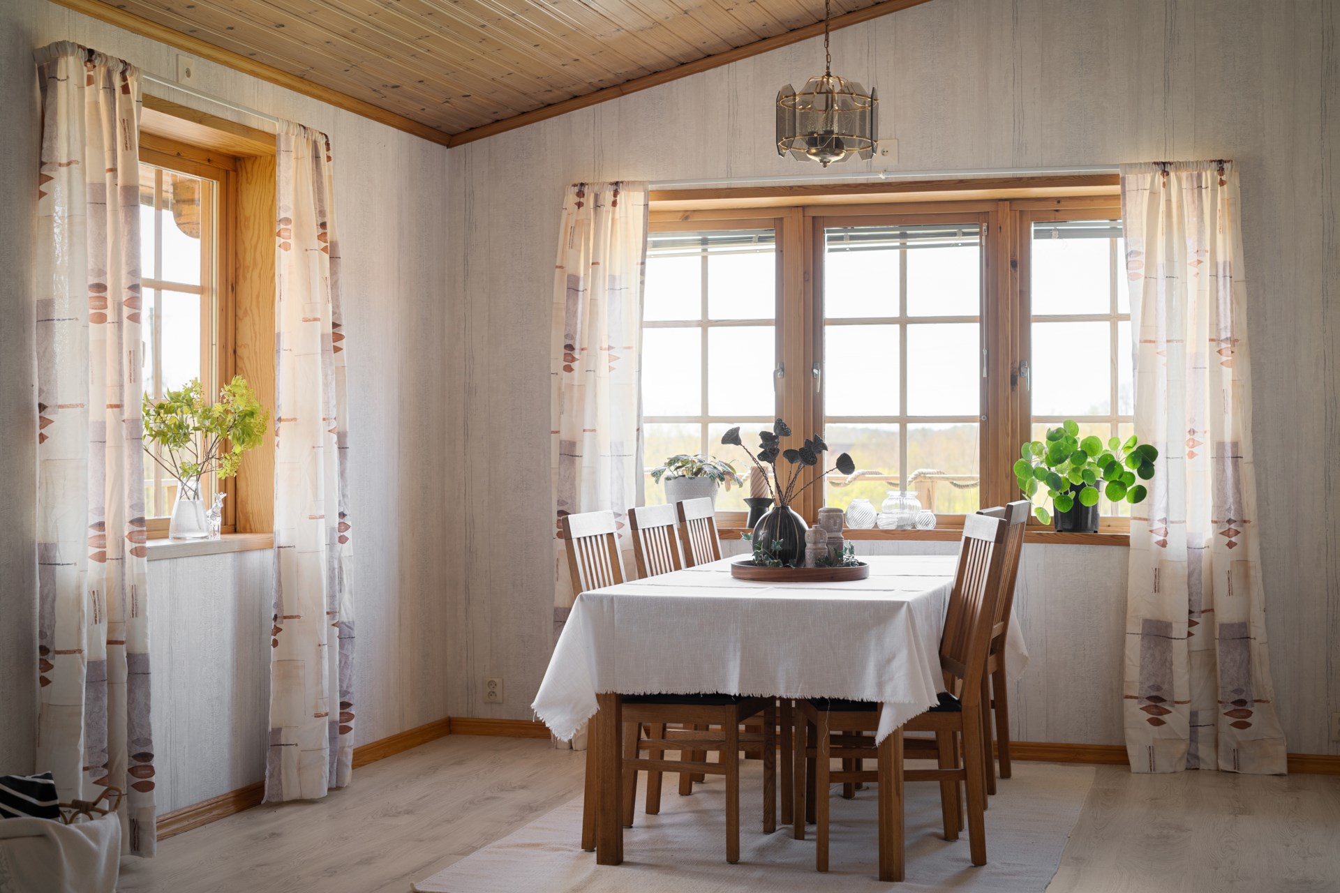 Gedigen timmervilla med utsikt över öppna landskap och integrerat garage i natursköna Djupedal