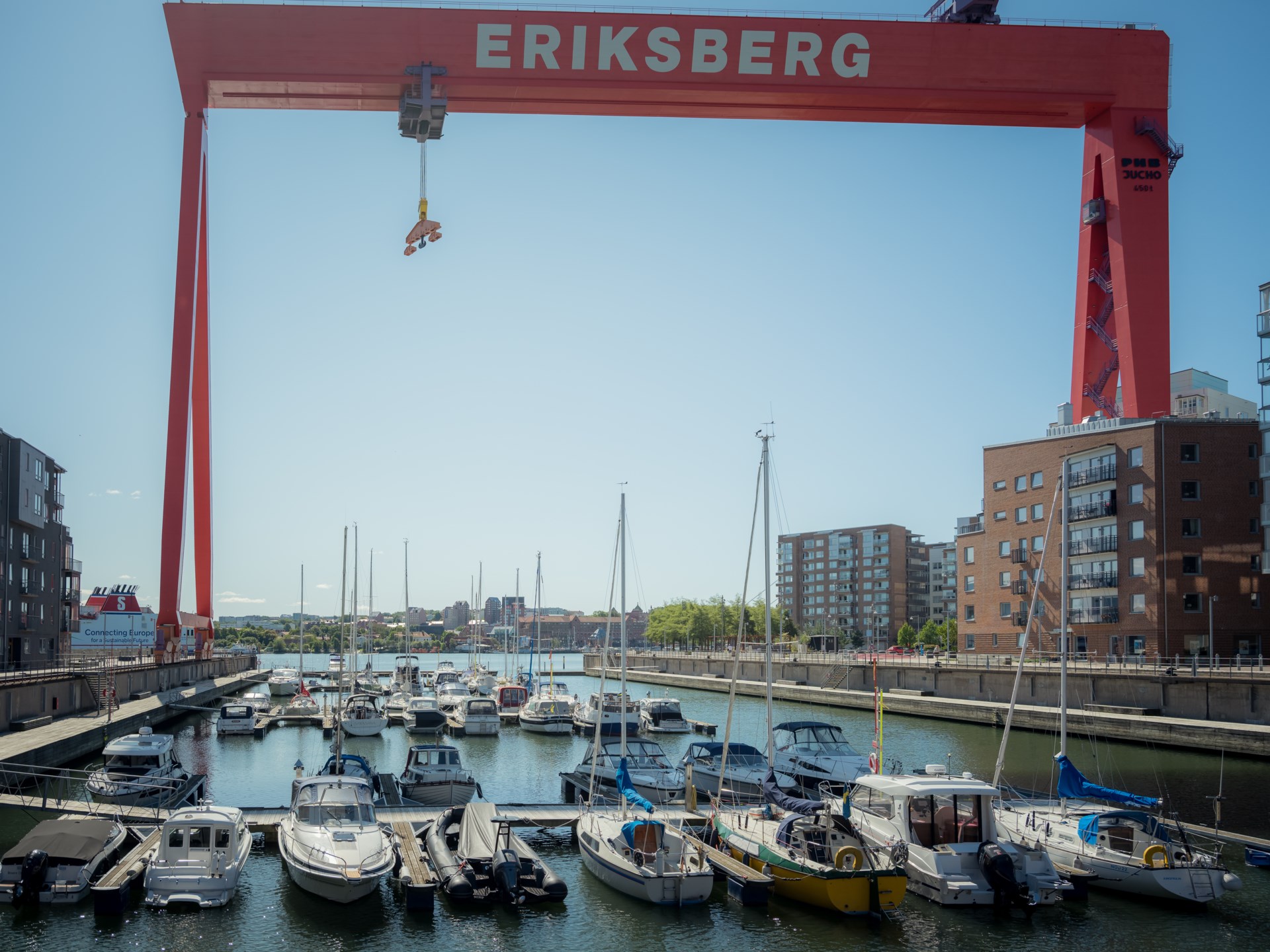 Ljus gaveltvåa mot väster med inglasad balkong med park- & havsutsikt