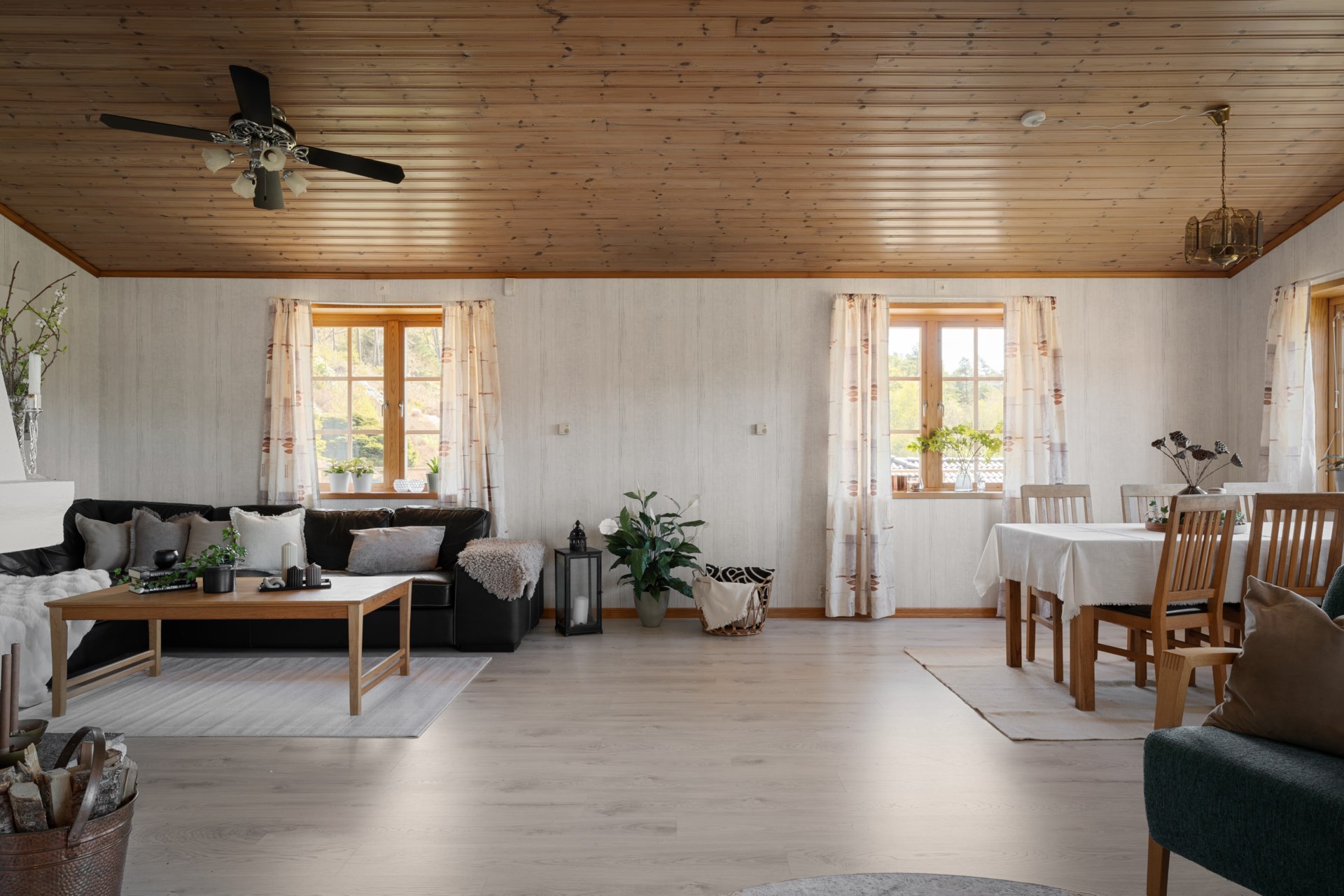 Gedigen timmervilla med utsikt över öppna landskap och integrerat garage i natursköna Djupedal