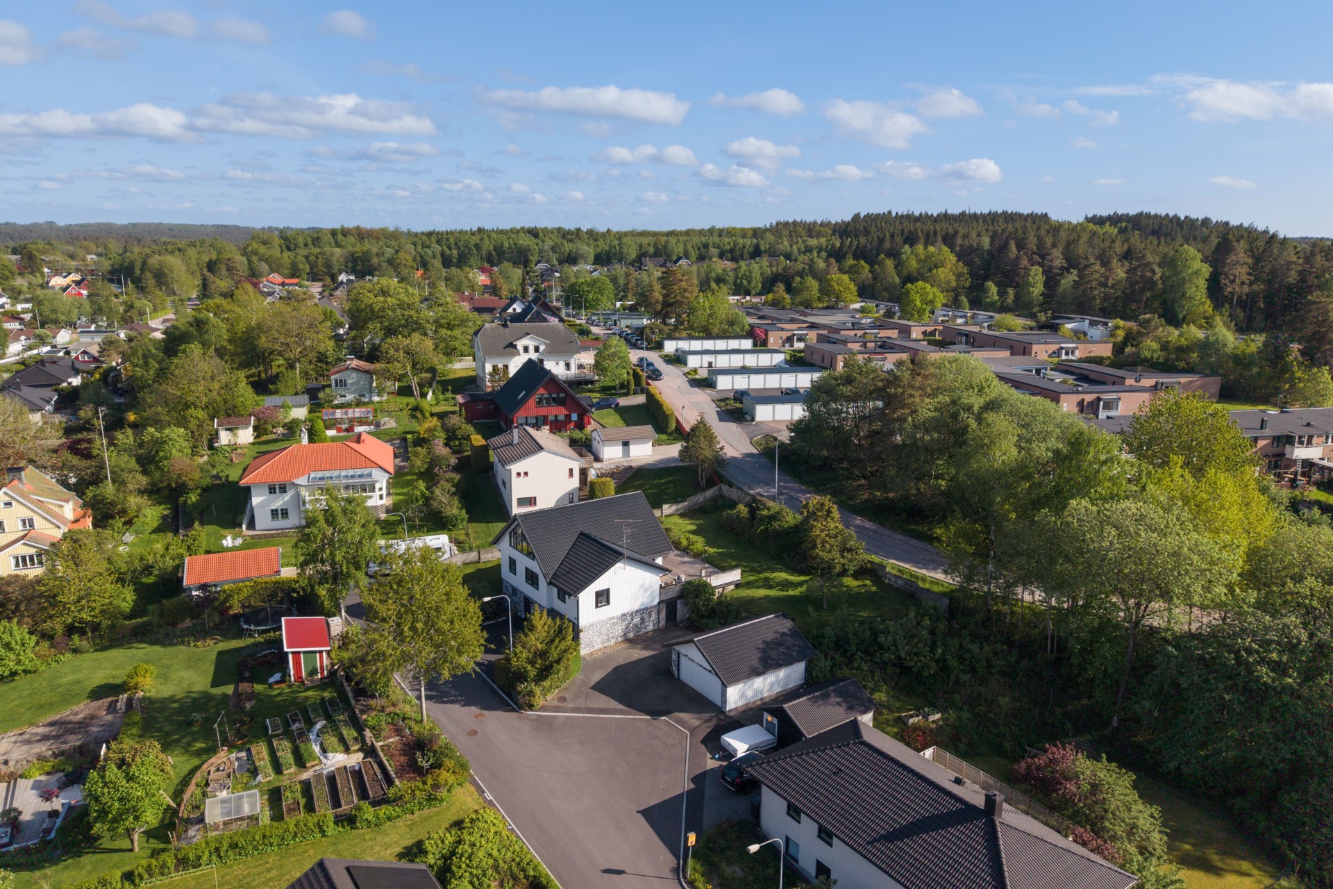 Välskött familjevilla med stora sociala ytor, många rum och friliggande garage.