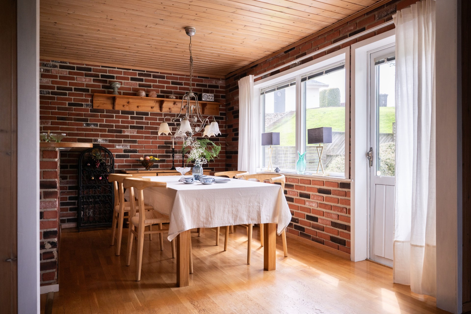Välskött familjevilla med stora sociala ytor, många rum och friliggande garage.