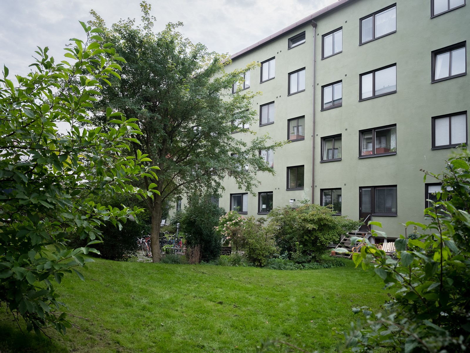 Varsamt renoverad funkistvåa med balkong på husets gavel