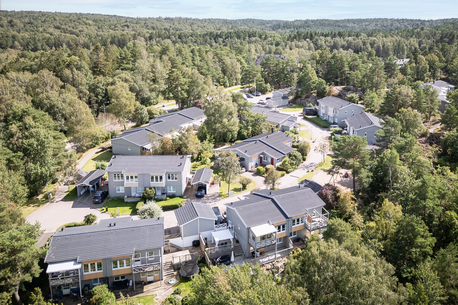 Bo nyrenoverat och naturskönt med villakänsla i bostadsrättsparhus!