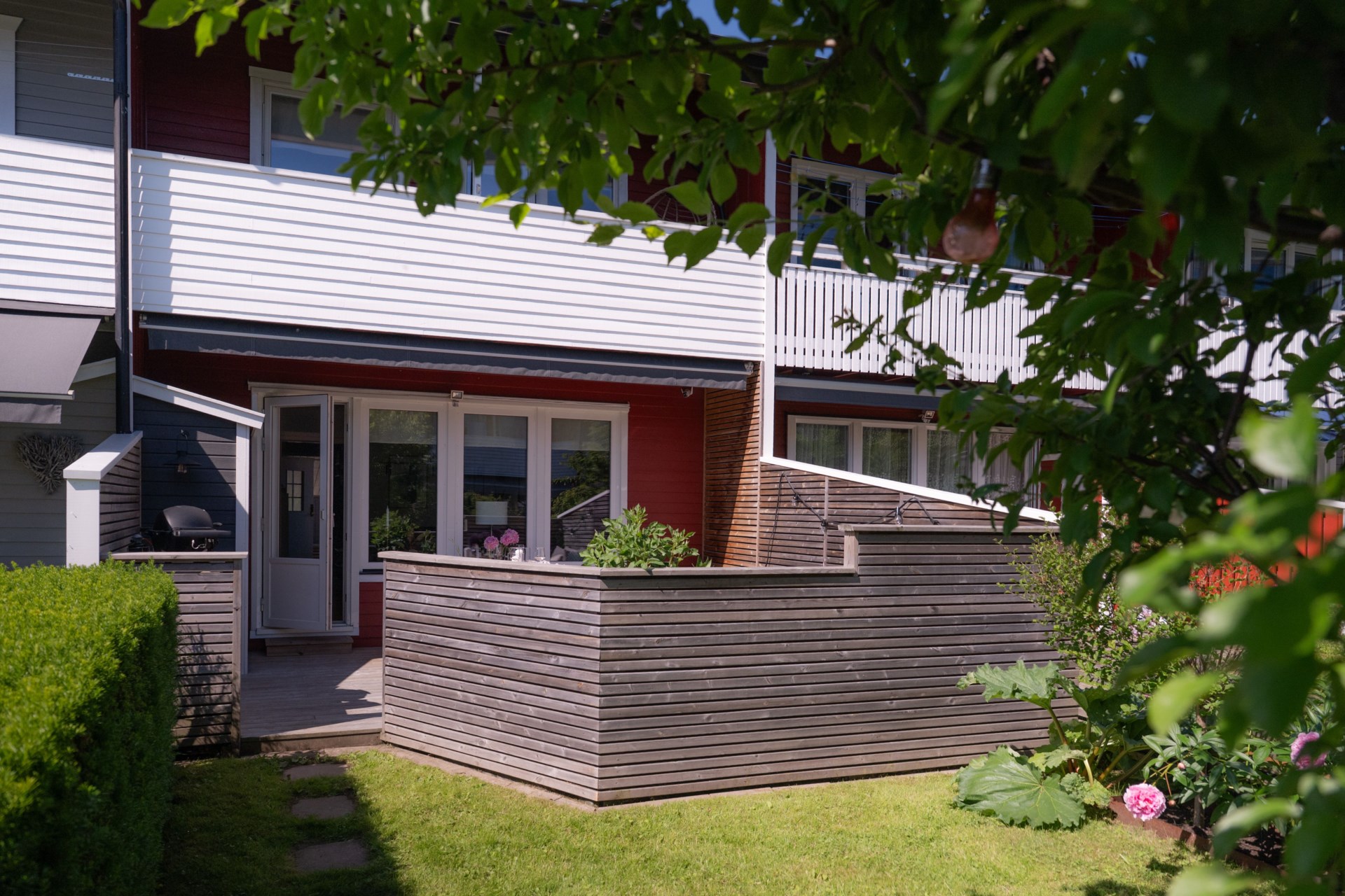 Välplanerat och renoverat radhus med fina utemiljöer och inredd vind!