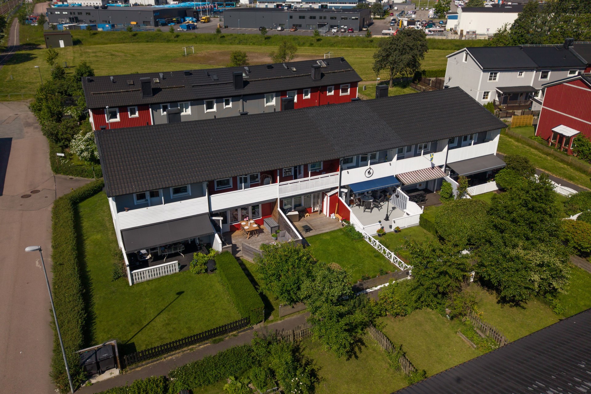 Välplanerat och renoverat radhus med fina utemiljöer och inredd vind!