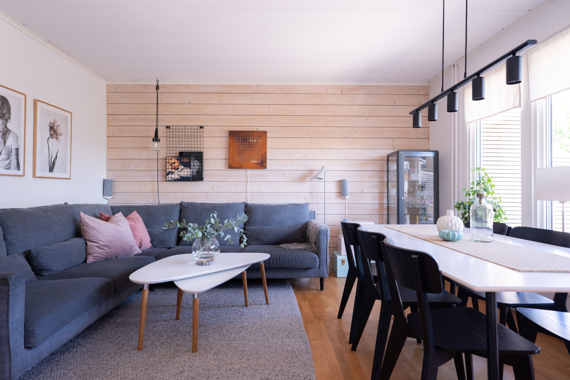 Välplanerat och renoverat radhus med fina utemiljöer och inredd vind!