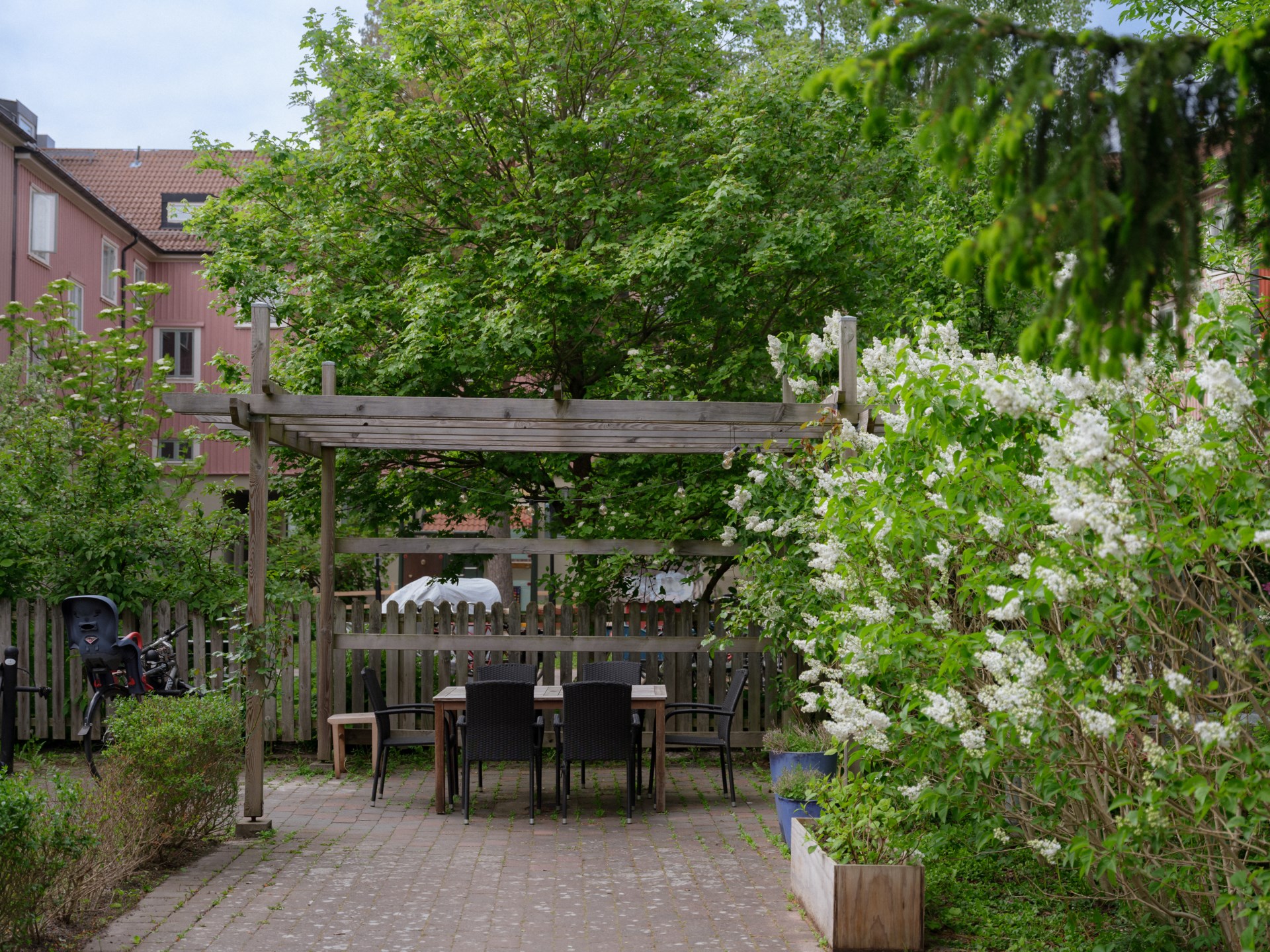 Ett hem att landa i – varsamt renoverad landshövdingetvåa med själ och karaktär