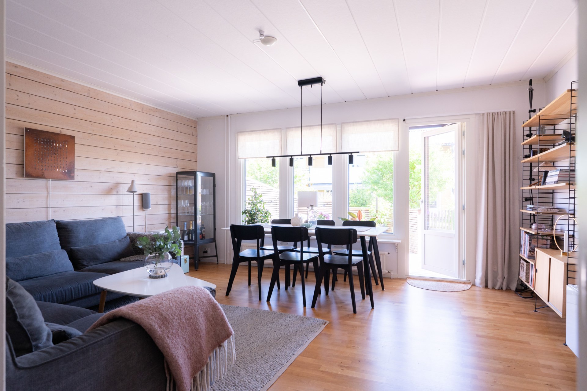 Välplanerat och renoverat radhus med fina utemiljöer och inredd vind!
