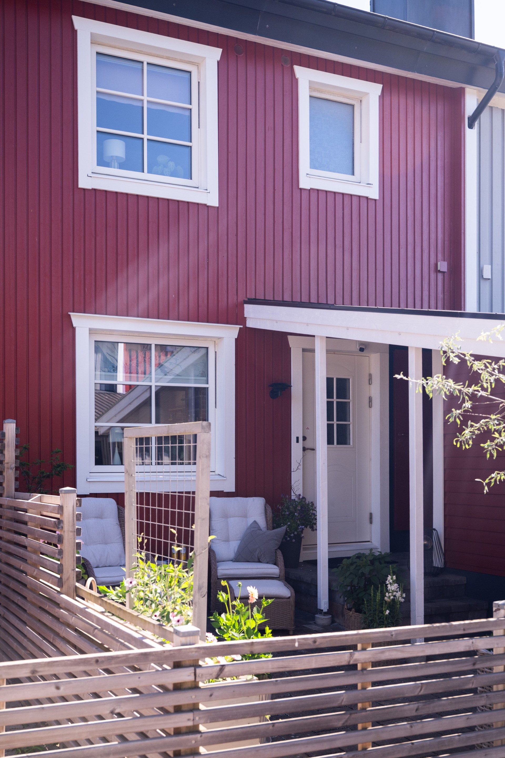 Välplanerat och renoverat radhus med fina utemiljöer och inredd vind!