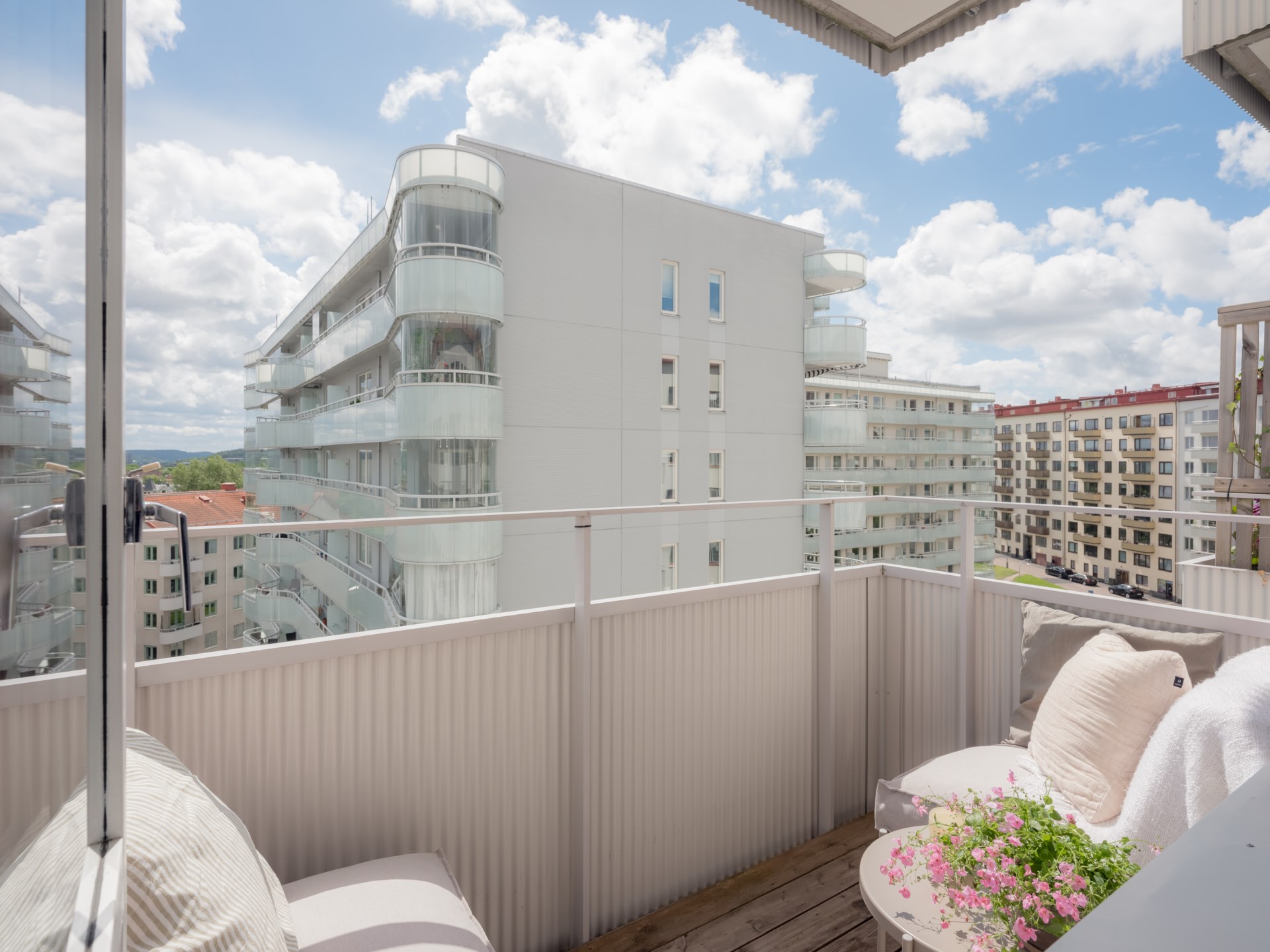 Funkispärla högt upp i huset med balkong!