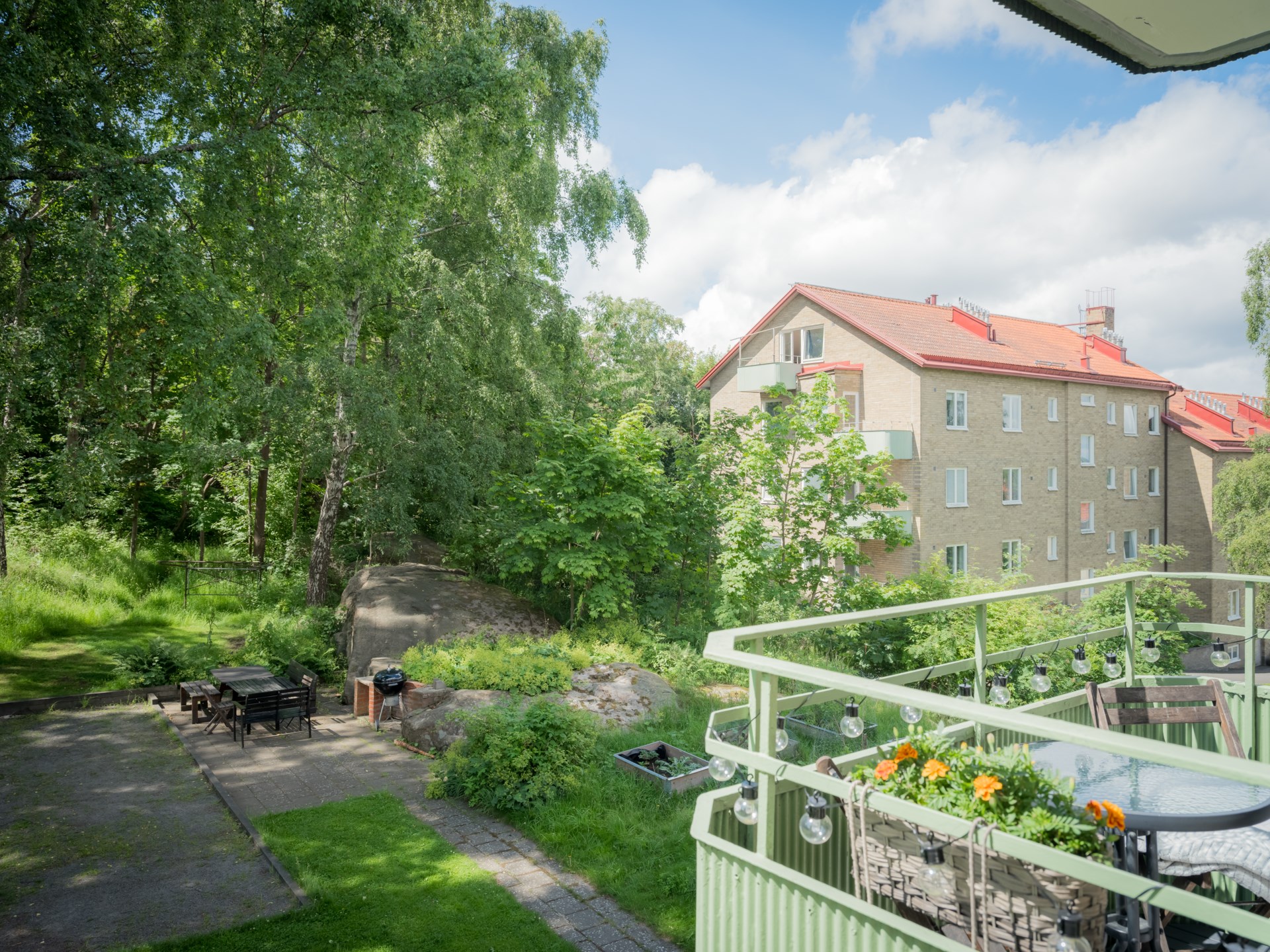 Ljus och välplanerad funkistvåa med solig balkong mot grönska
