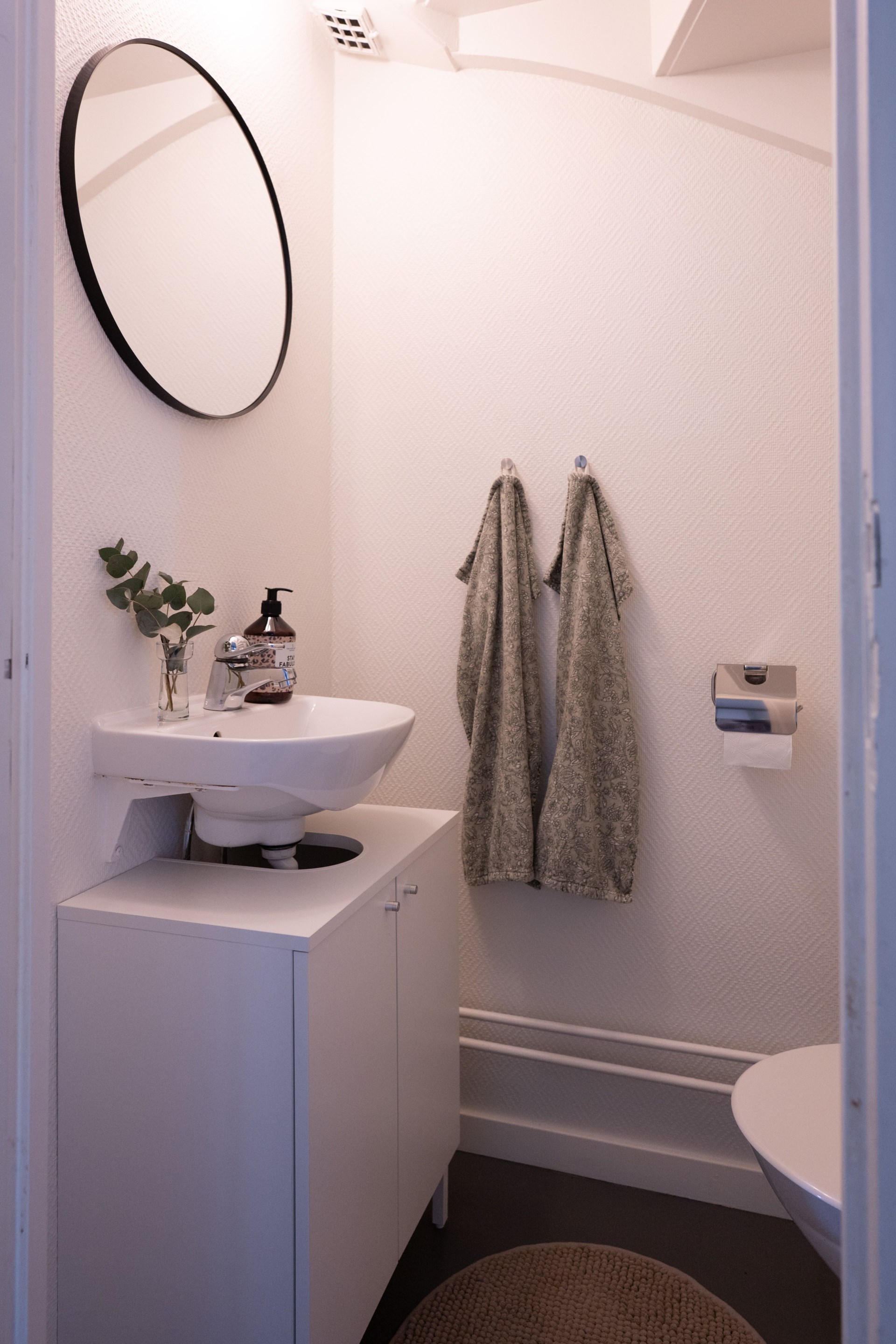 Välplanerat och renoverat radhus med fina utemiljöer och inredd vind!