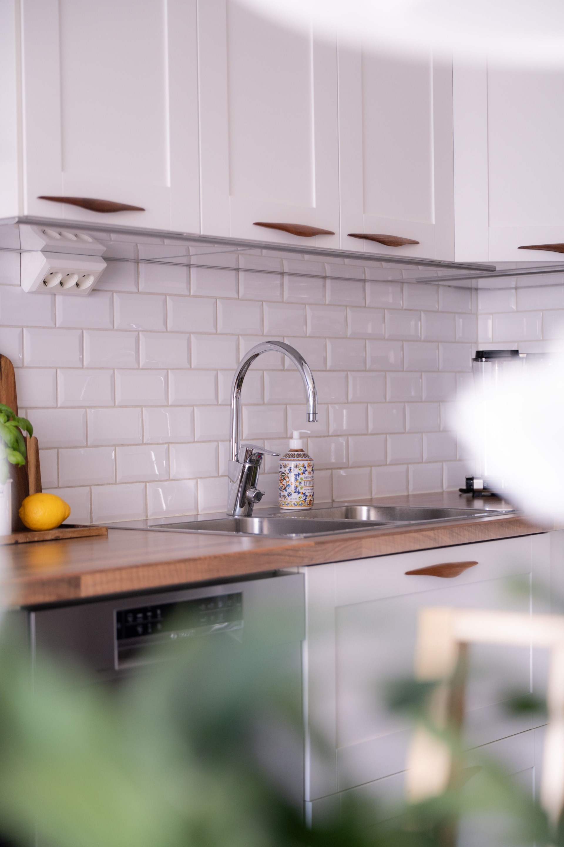 Välplanerat och renoverat radhus med fina utemiljöer och inredd vind!