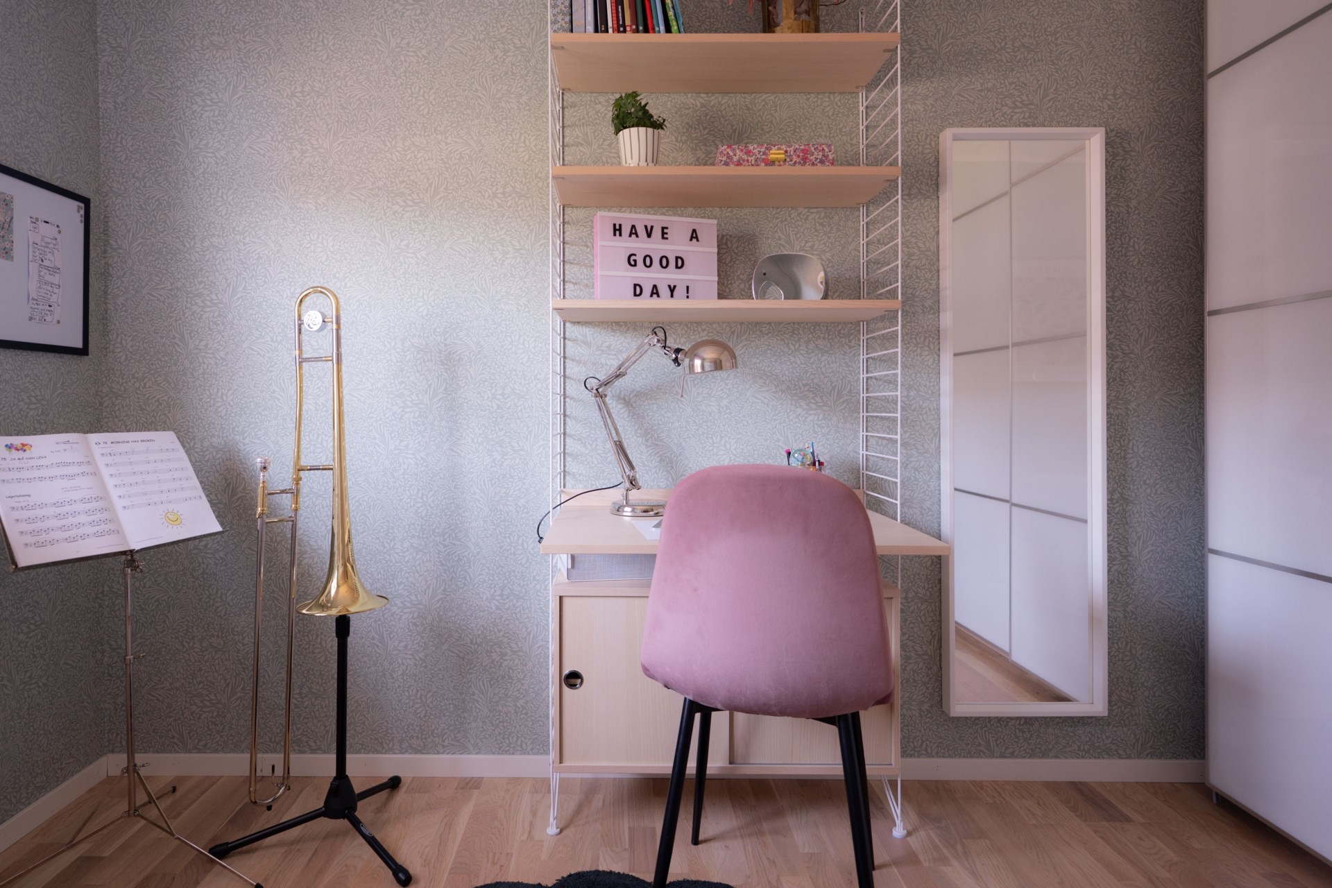 Välplanerat och renoverat radhus med fina utemiljöer och inredd vind!