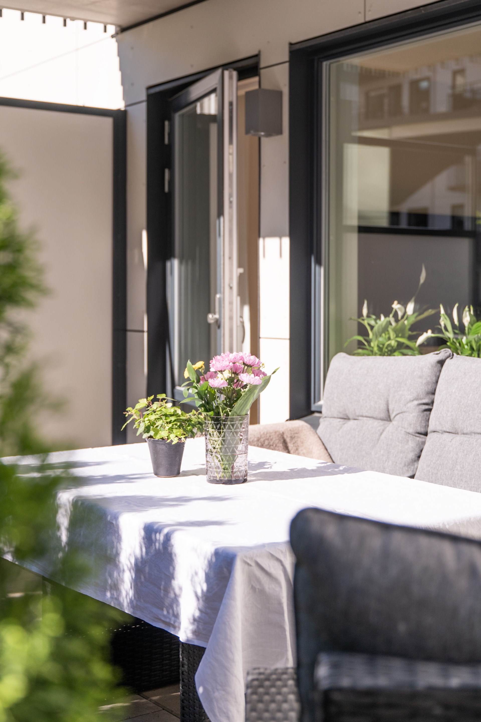 Modern och välplanerad tvåa med uteplats och tillgång till gemensam takterrass med härlig utsikt.