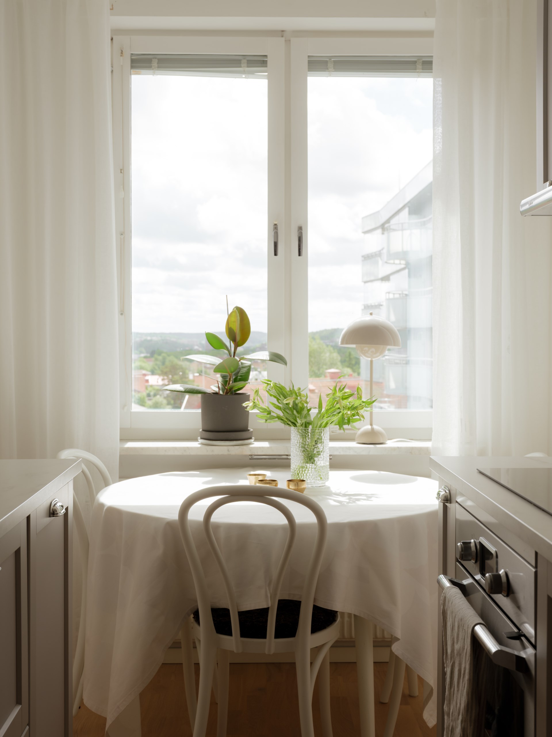 Funkispärla högt upp i huset med balkong!