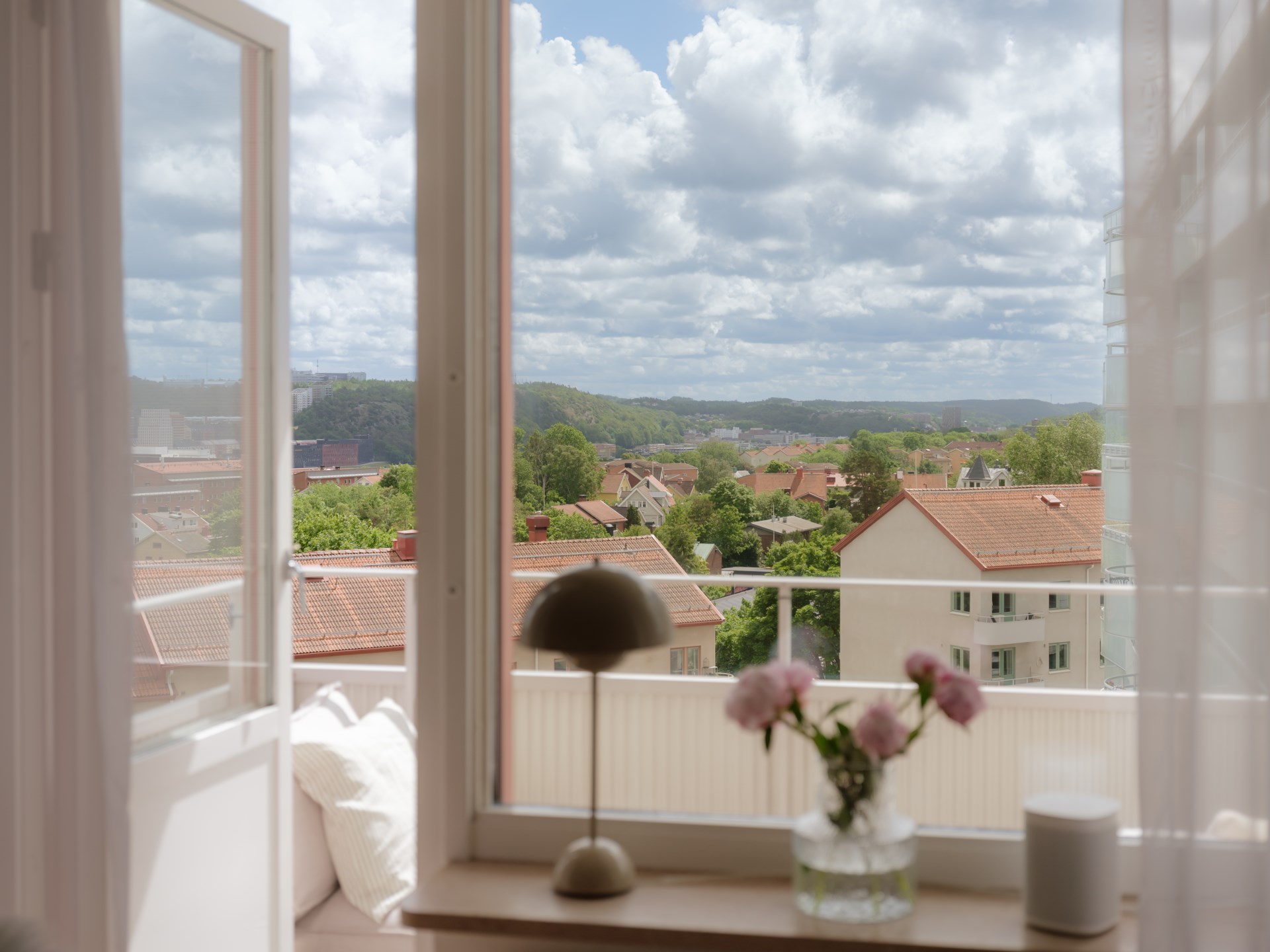 Funkispärla högt upp i huset med balkong!
