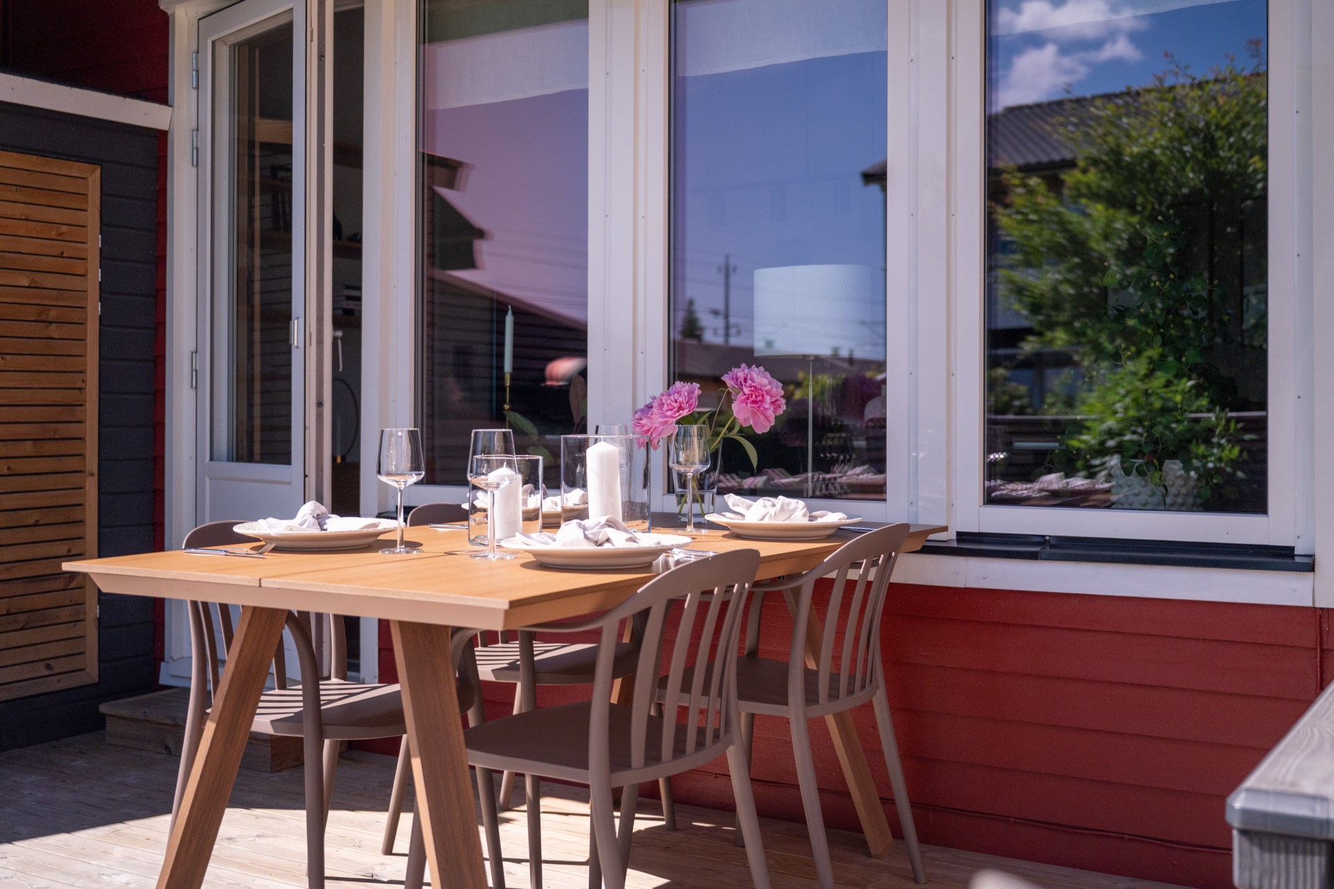 Välplanerat och renoverat radhus med fina utemiljöer och inredd vind!