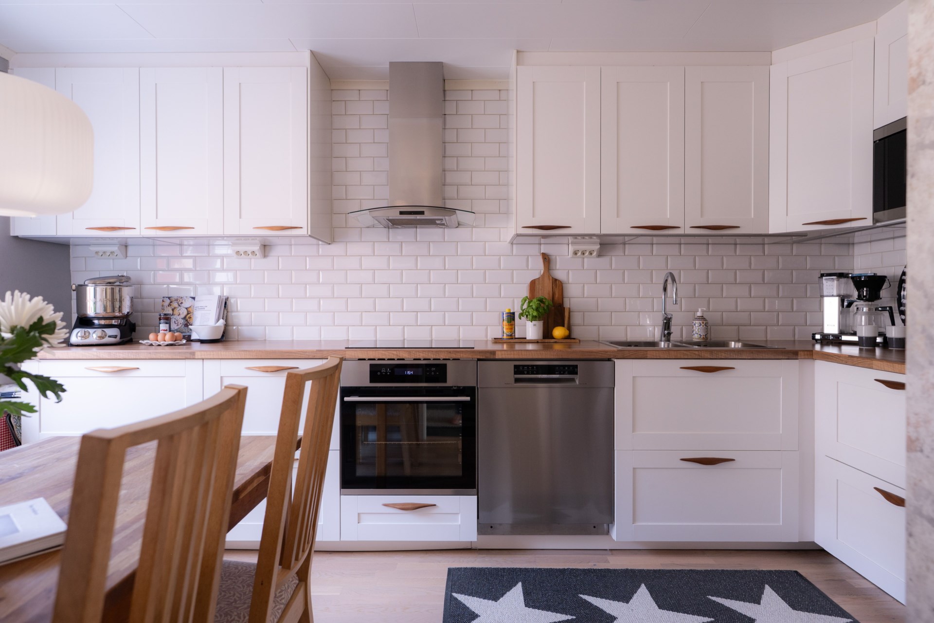 Välplanerat och renoverat radhus med fina utemiljöer och inredd vind!
