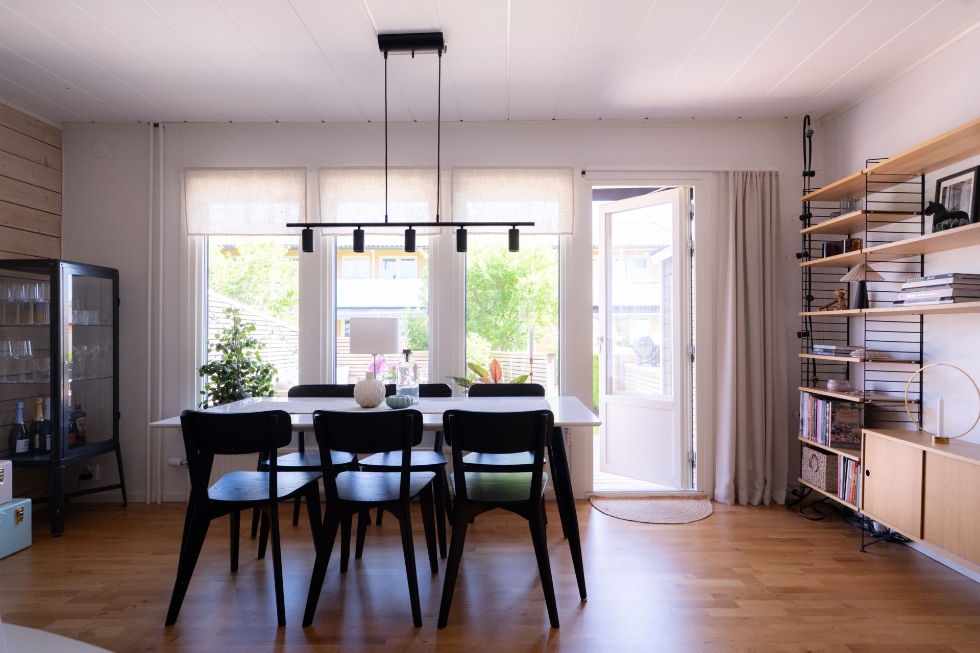 Välplanerat och renoverat radhus med fina utemiljöer och inredd vind!