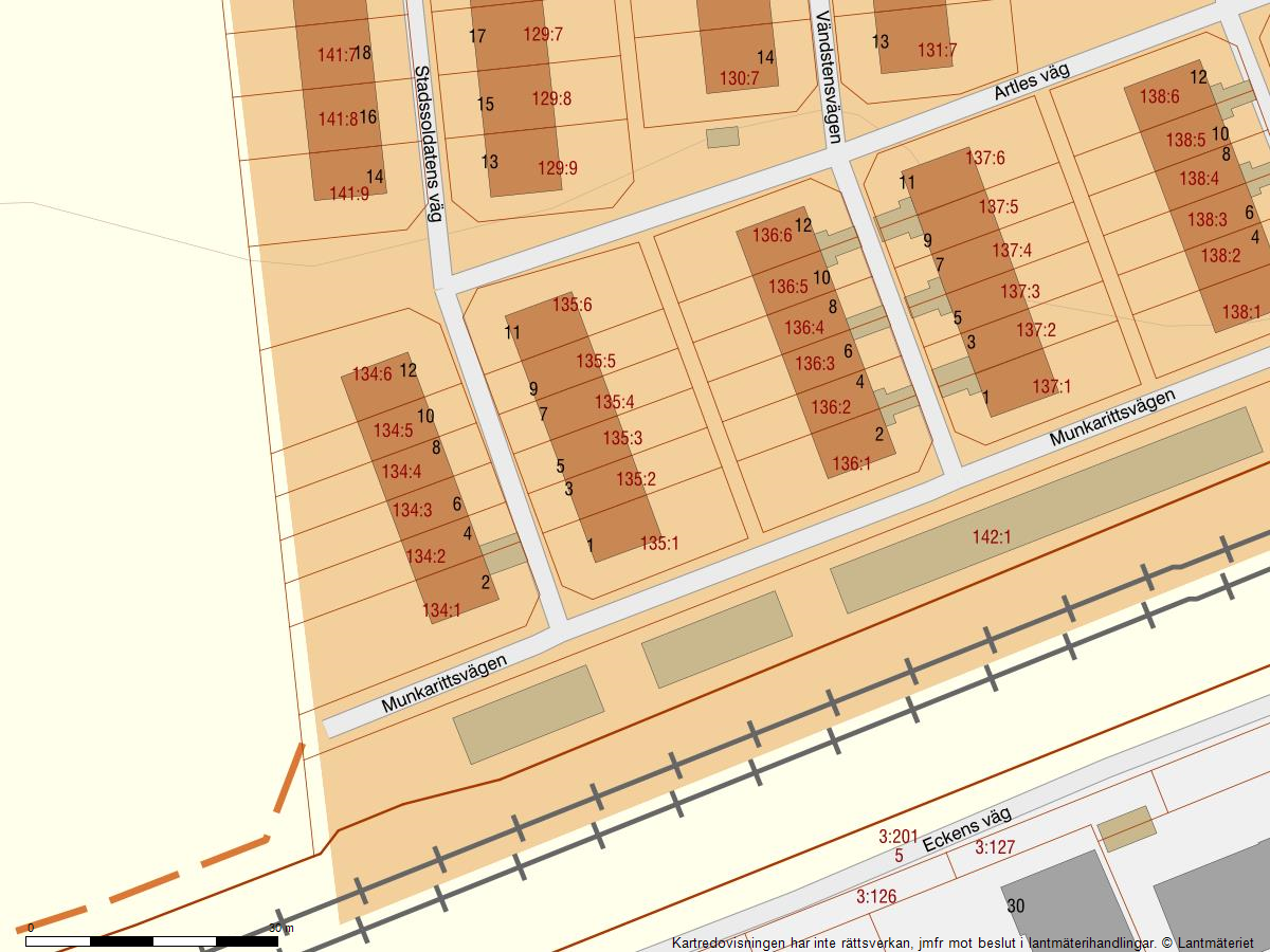 Välplanerat och renoverat radhus med fina utemiljöer och inredd vind!