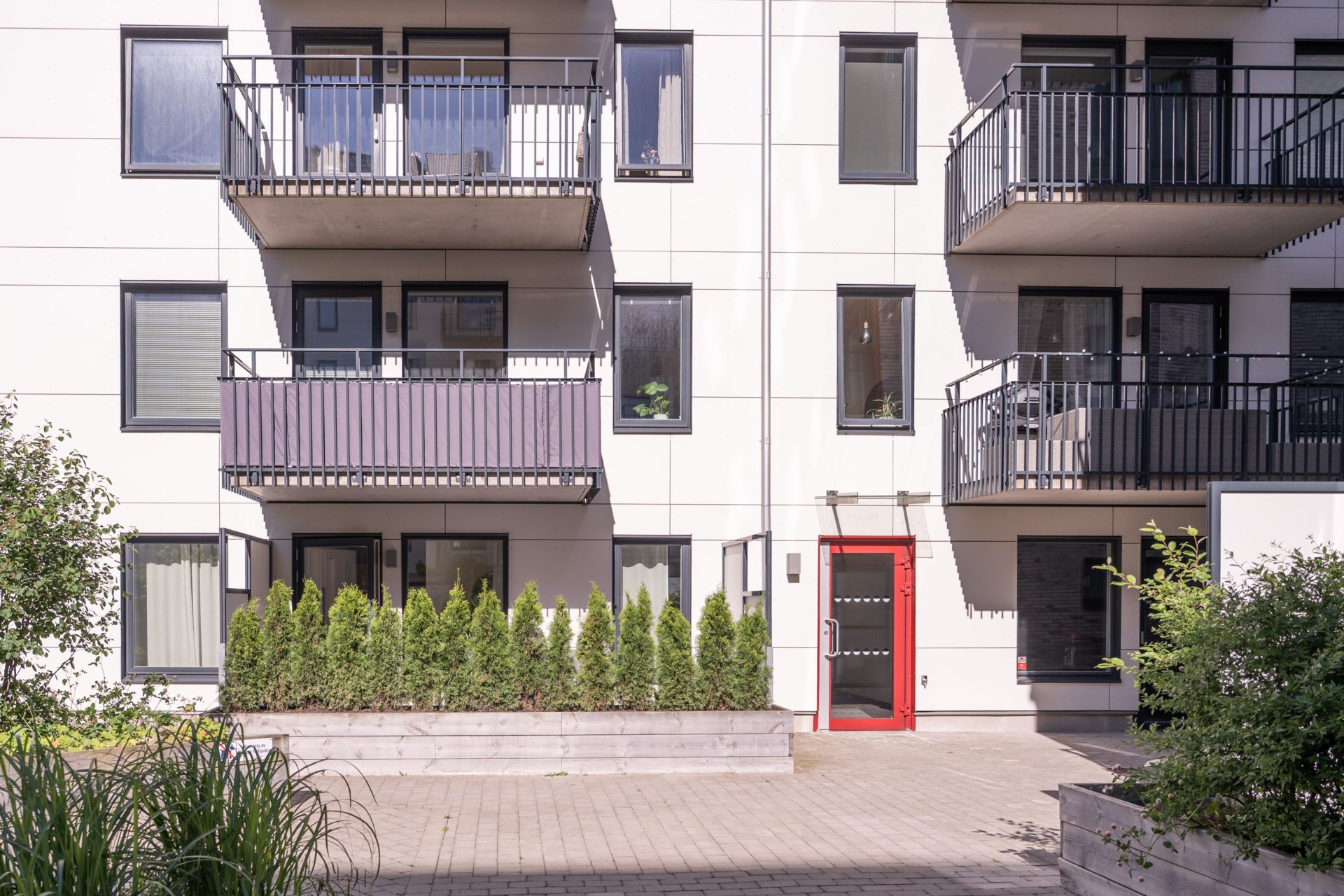 Modern och välplanerad tvåa med uteplats och tillgång till gemensam takterrass med härlig utsikt.