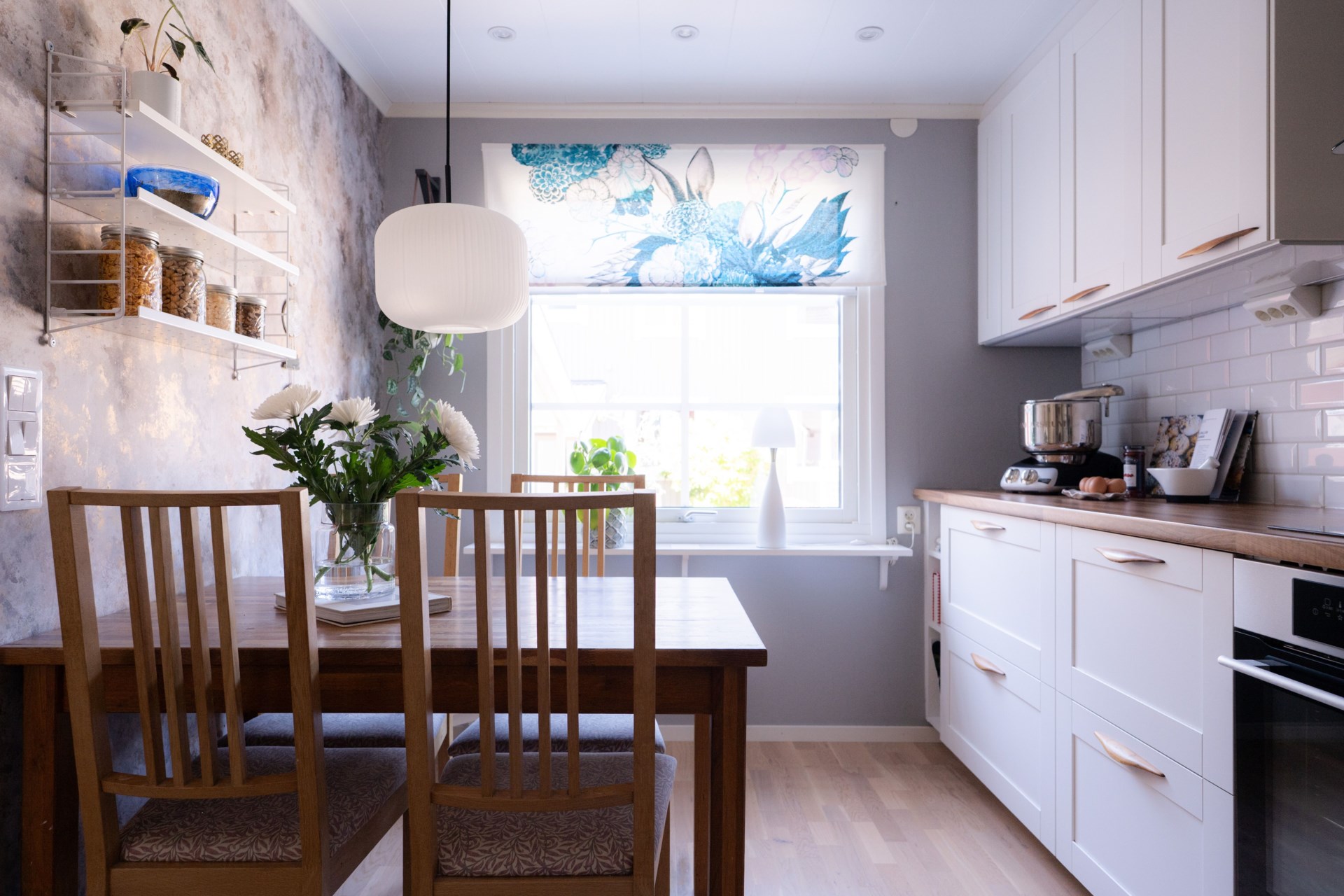 Välplanerat och renoverat radhus med fina utemiljöer och inredd vind!