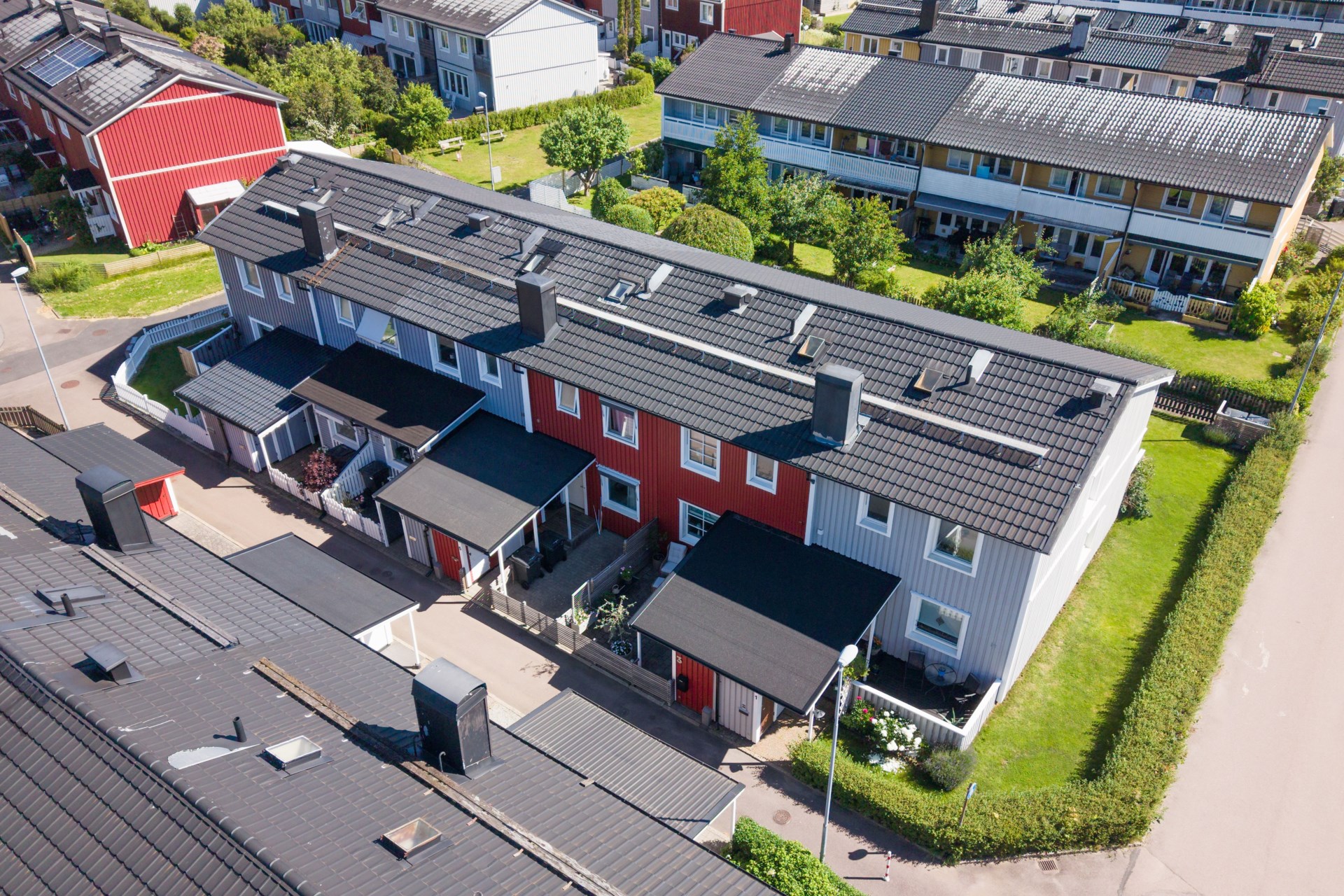 Välplanerat och renoverat radhus med fina utemiljöer och inredd vind!