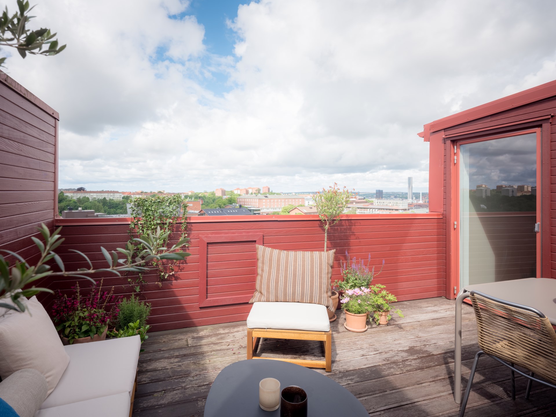 Trea högst upp i huset med två terrasser!