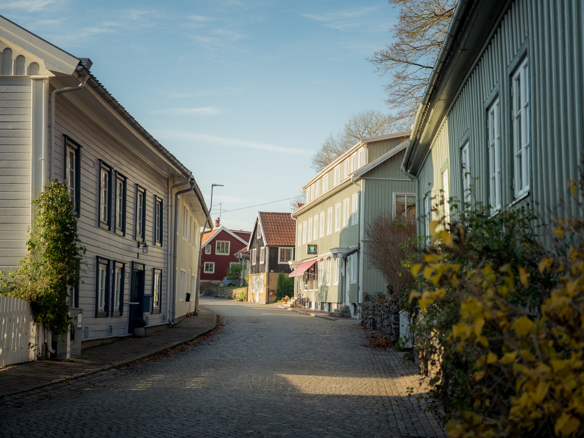 Charmig kolonistuga byggd 2015 med uterum och altan i lummiga Fagerdals Fritidsby
