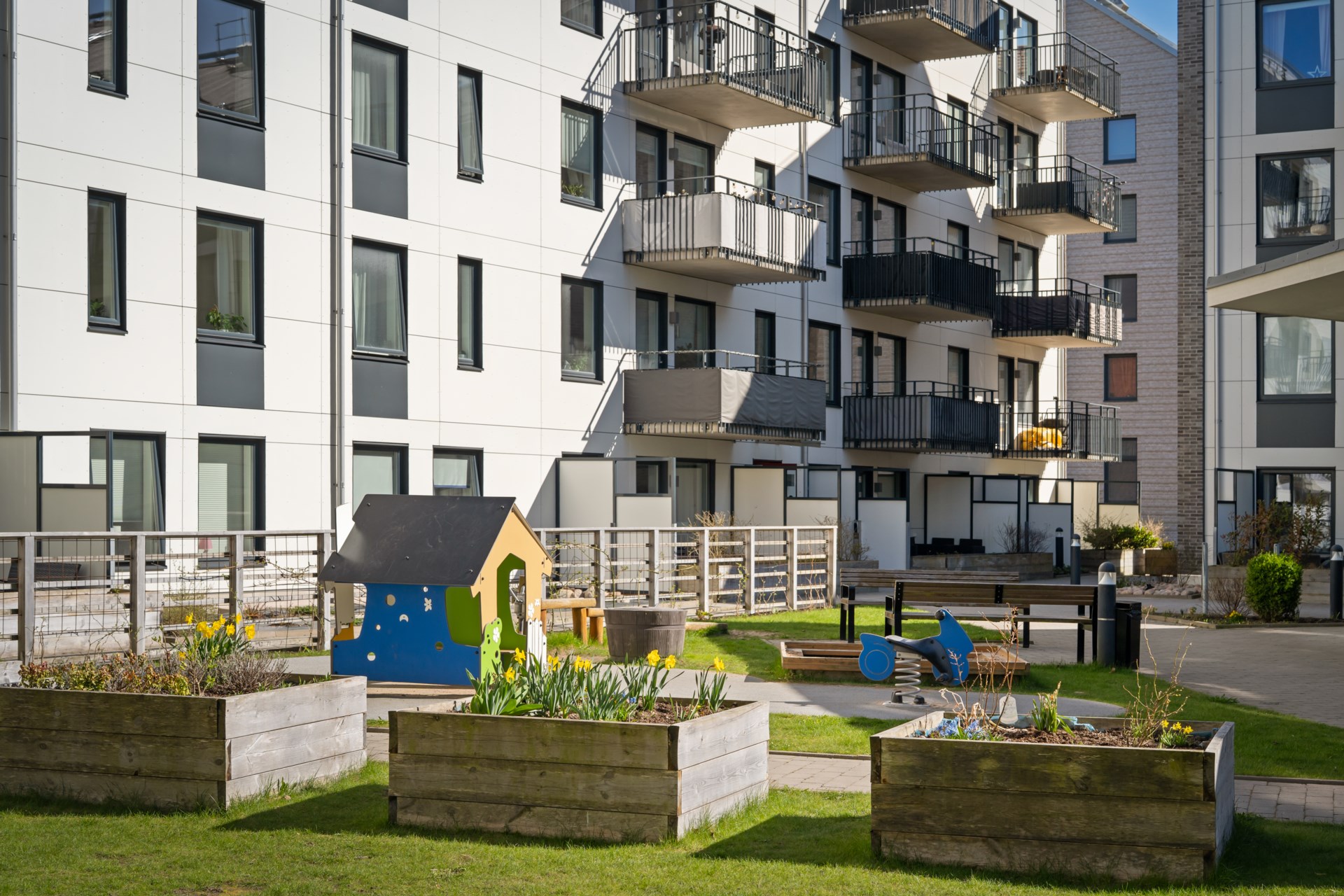 Modern och välplanerad tvåa med uteplats och tillgång till gemensam takterrass med härlig utsikt.