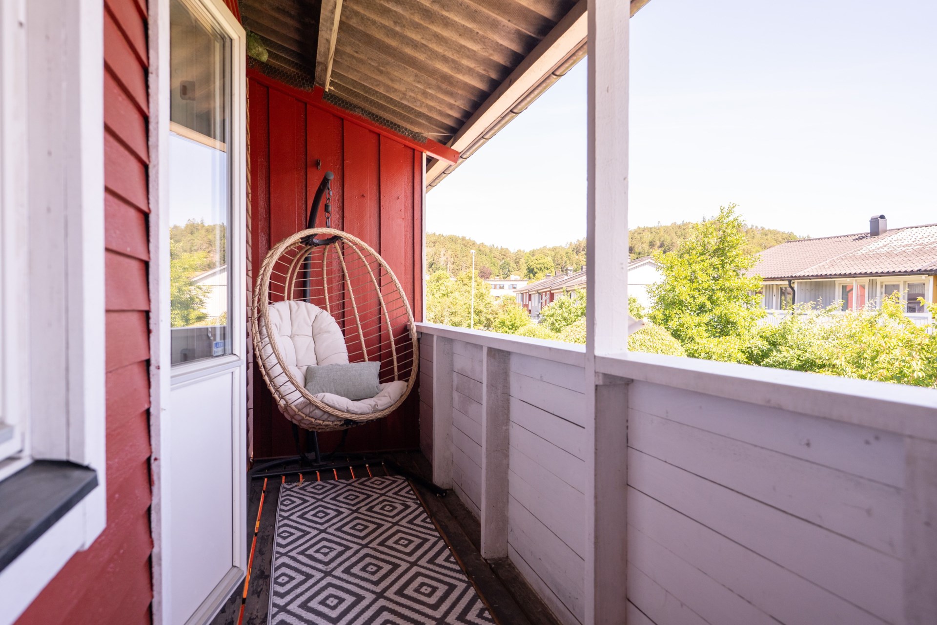 Välplanerat och renoverat radhus med fina utemiljöer och inredd vind!