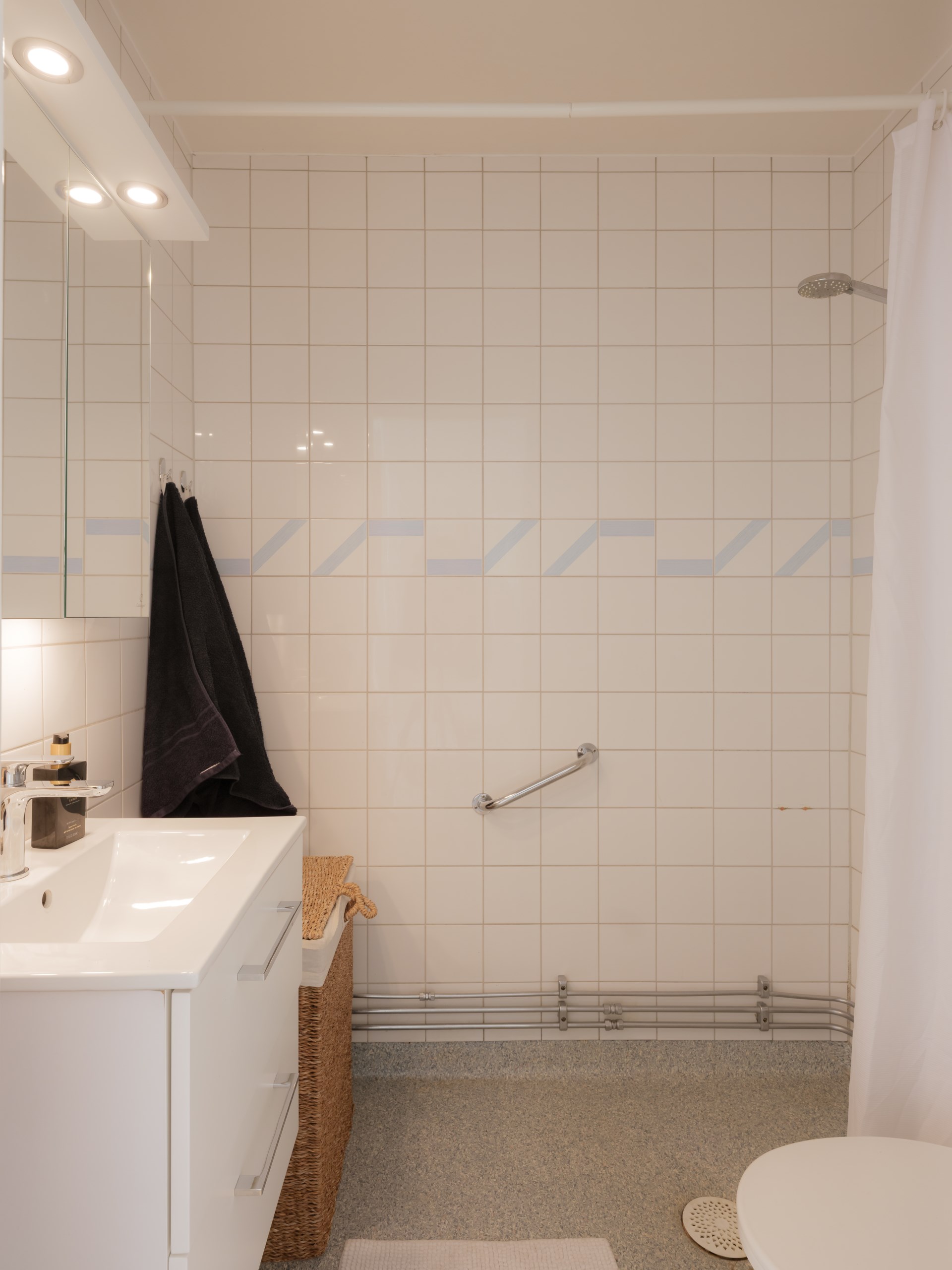 Funkispärla högt upp i huset med balkong!