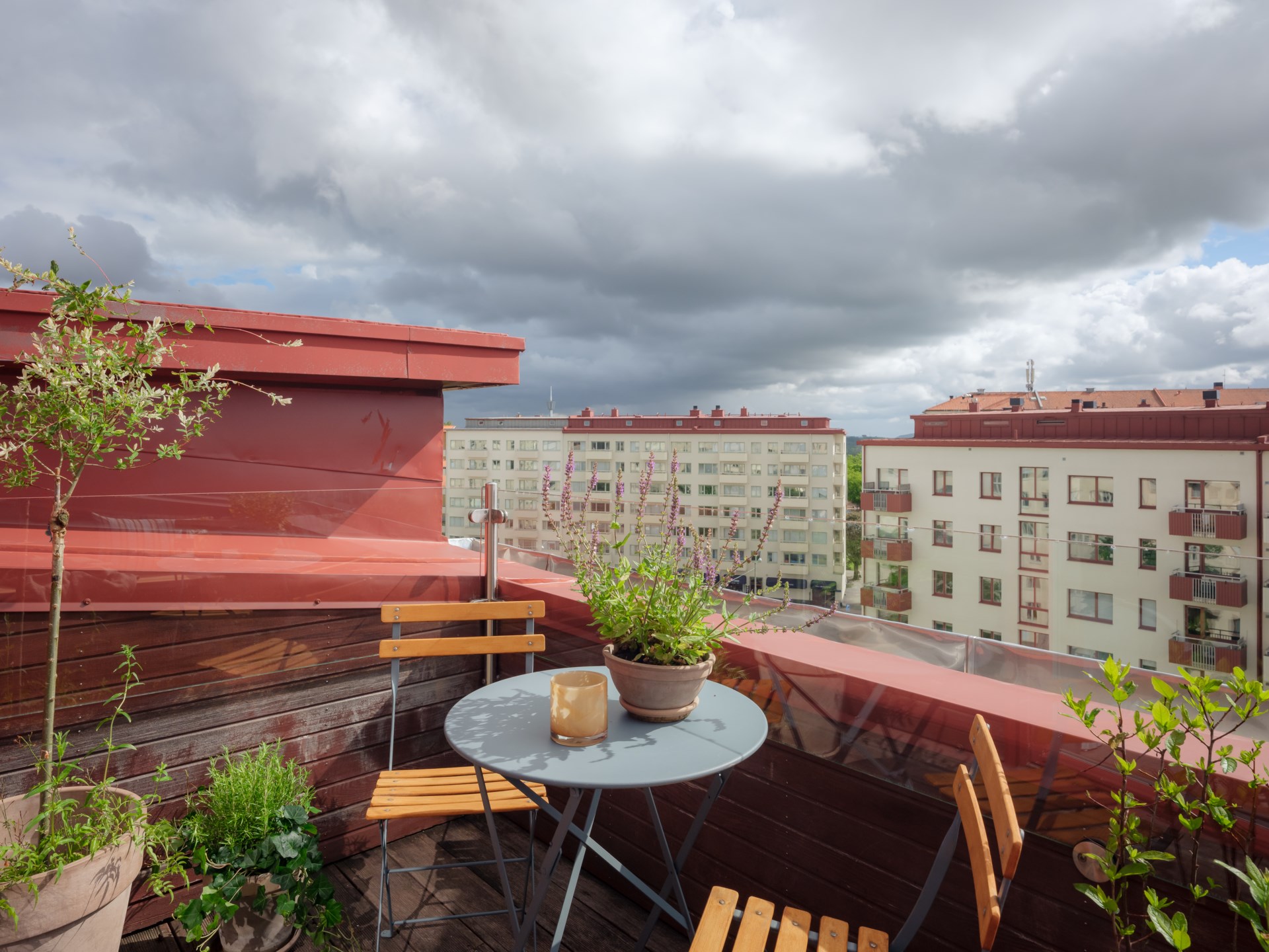 Trea högst upp i huset med två terrasser!