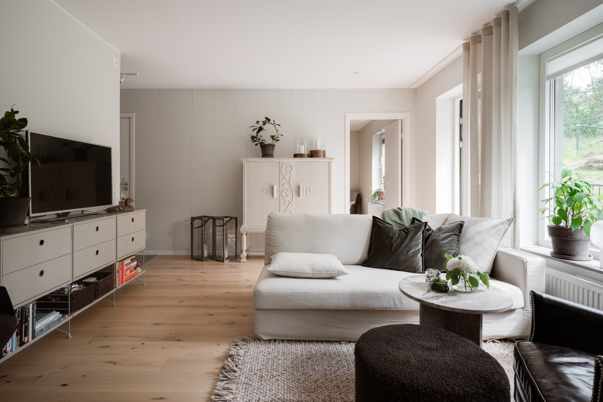 Nyproducerat från 2023 med tidlösa materialval och stor uteplats