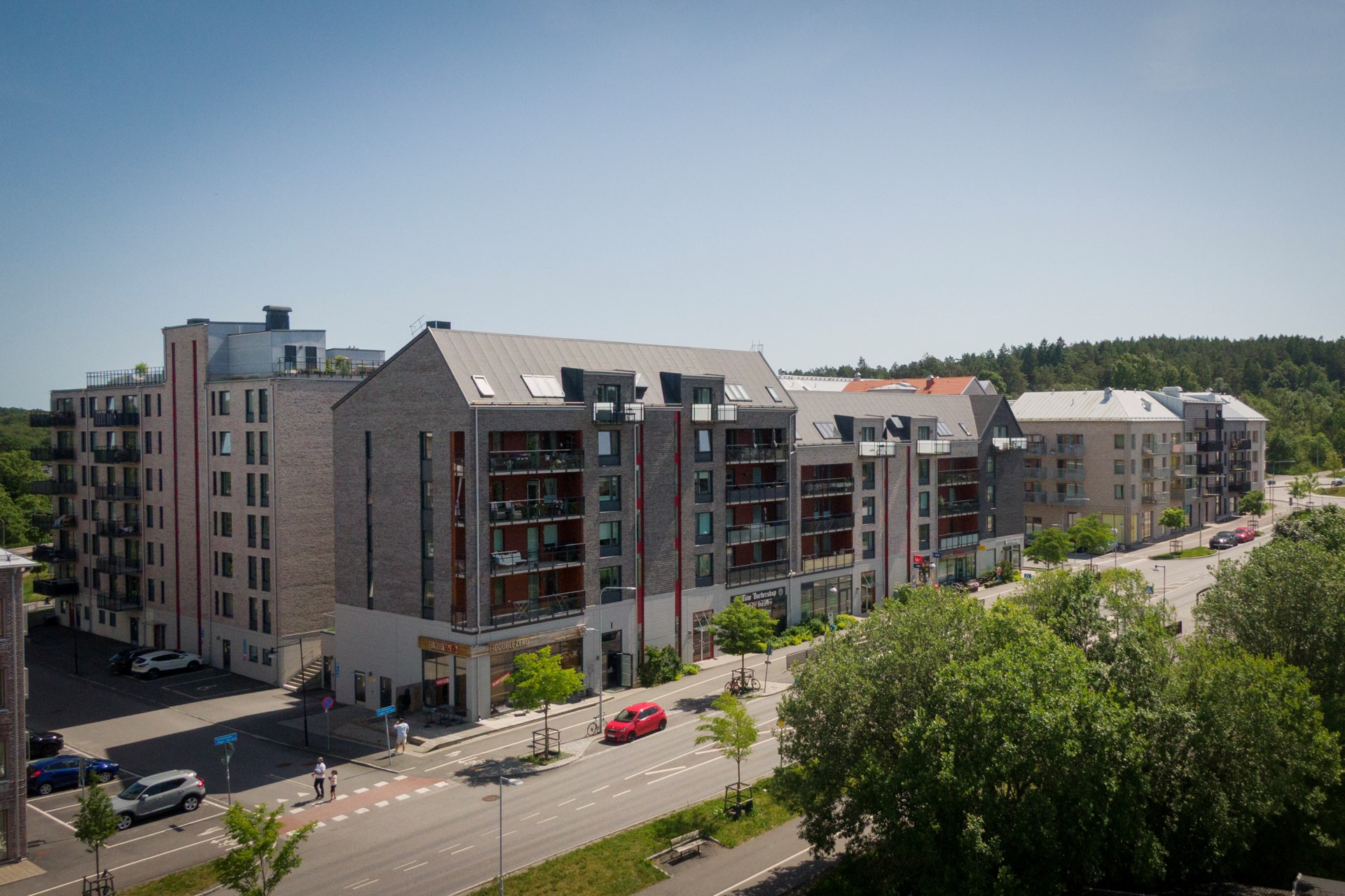Modern och välplanerad tvåa med uteplats och tillgång till gemensam takterrass med härlig utsikt.