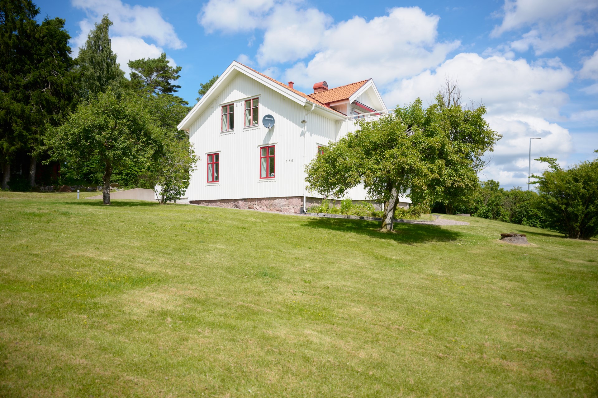 Välskött och renoverad sekelskiftesvilla från 1909 i idyllisk lantmiljö med två bostäder.