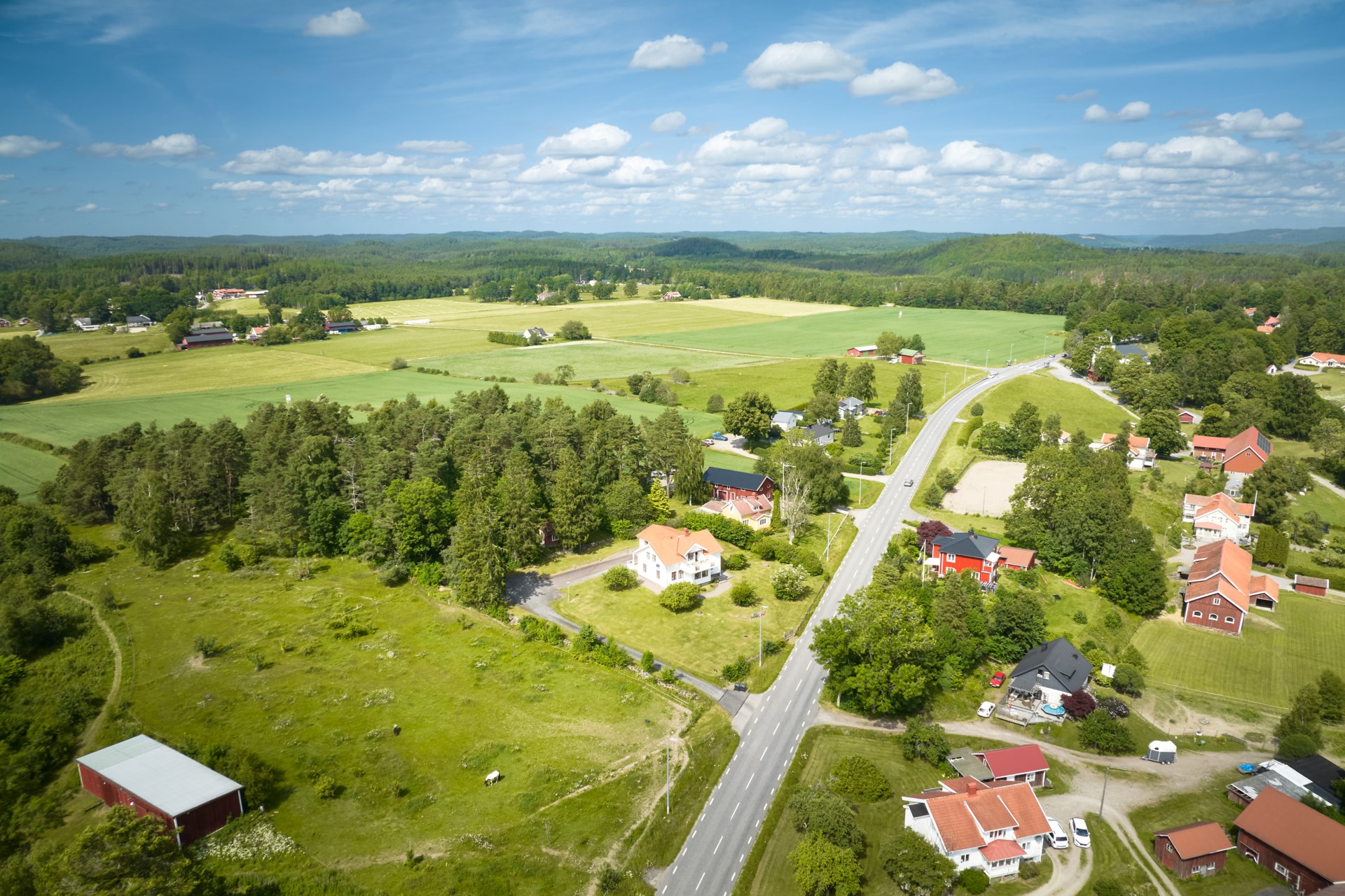 Välskött och renoverad sekelskiftesvilla från 1909 i idyllisk lantmiljö med två bostäder.