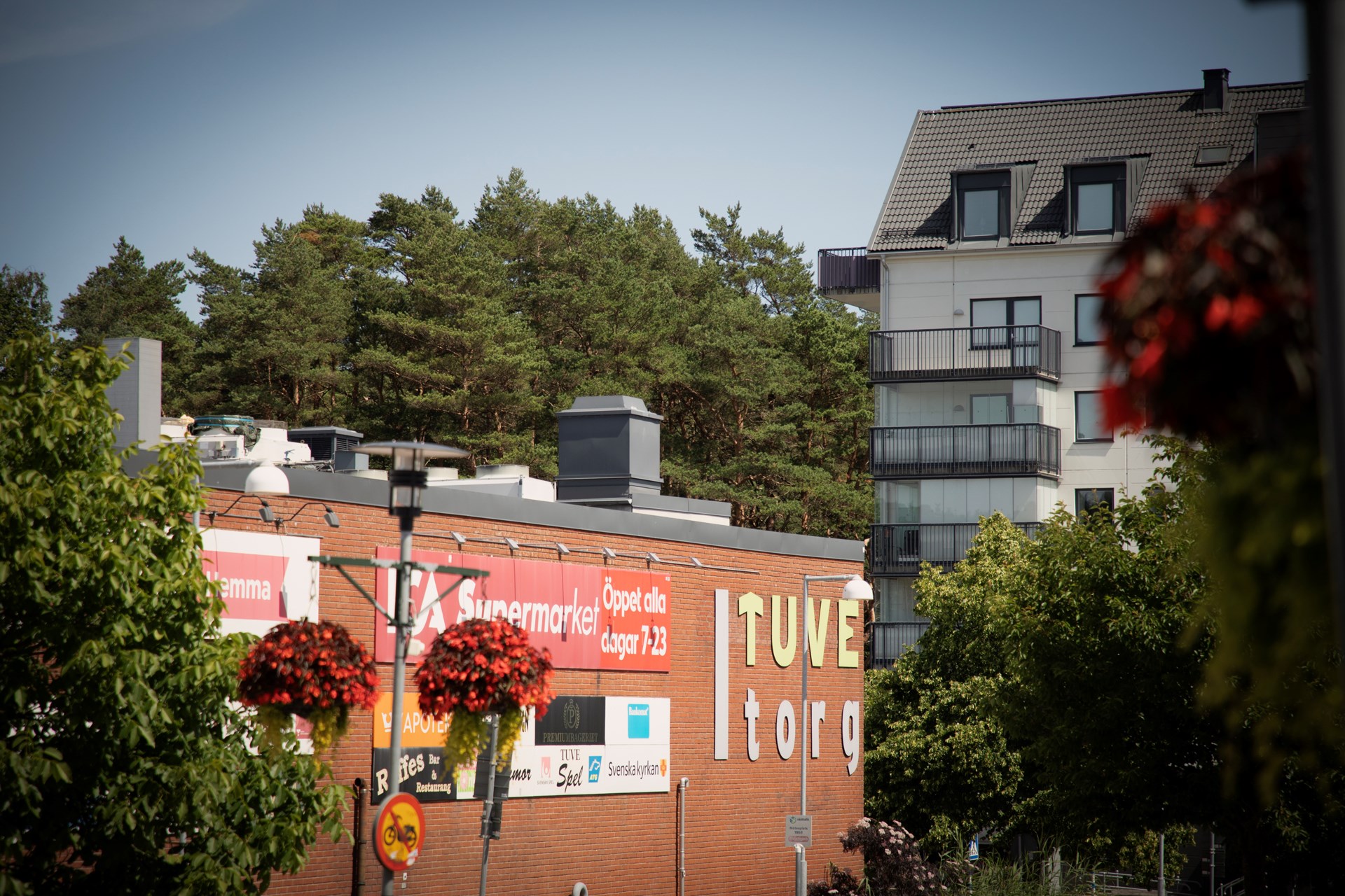 Modern och välplanerad tvåa med uteplats och tillgång till gemensam takterrass med härlig utsikt.