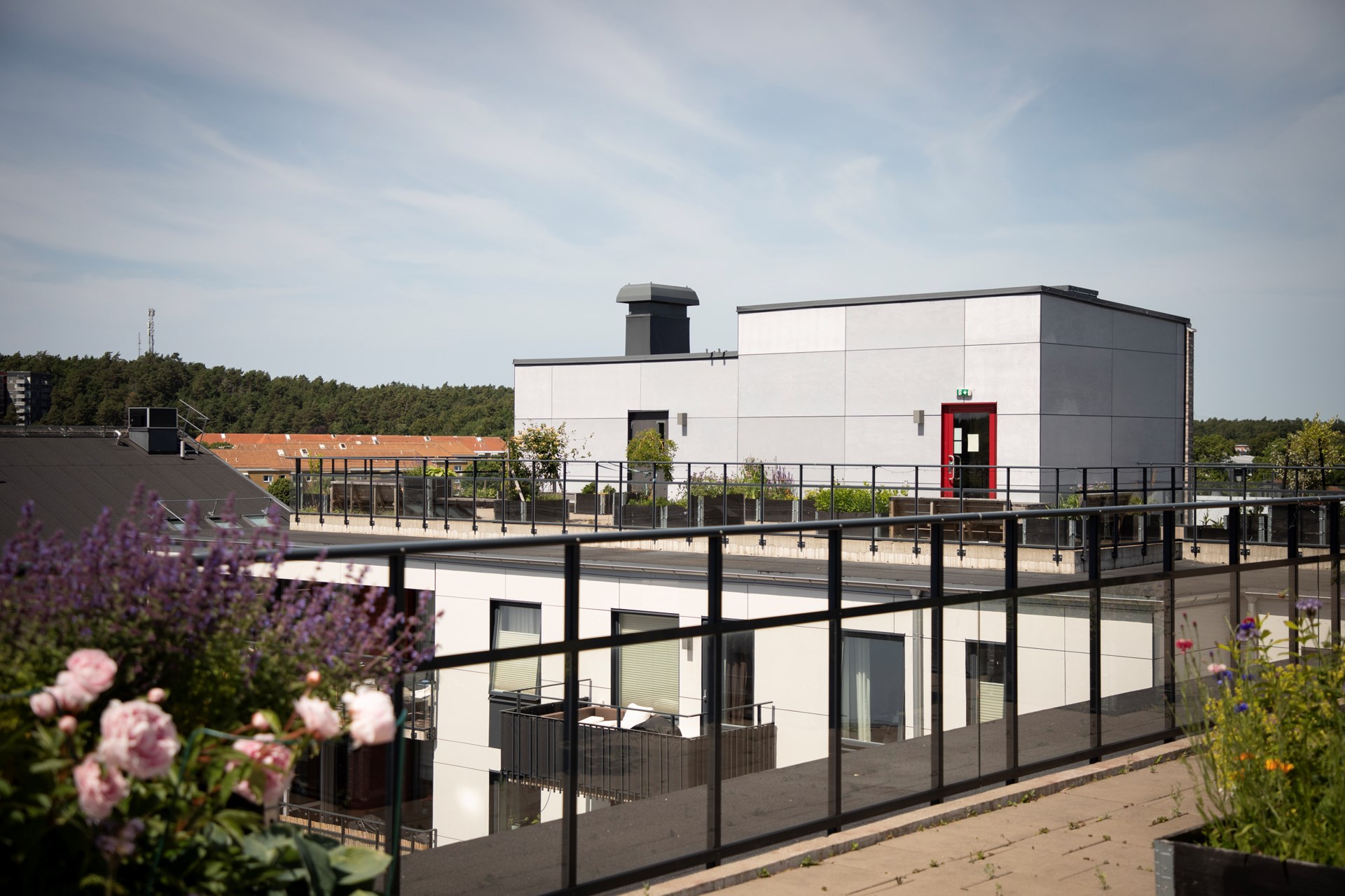 Modern och välplanerad tvåa med uteplats och tillgång till gemensam takterrass med härlig utsikt.