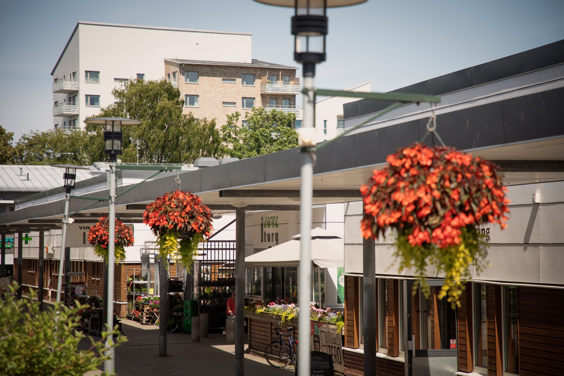 Modern och välplanerad tvåa med uteplats och tillgång till gemensam takterrass med härlig utsikt.