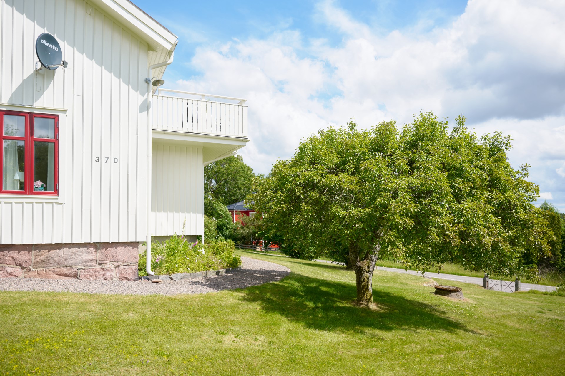Välskött och renoverad sekelskiftesvilla från 1909 i idyllisk lantmiljö med två bostäder.