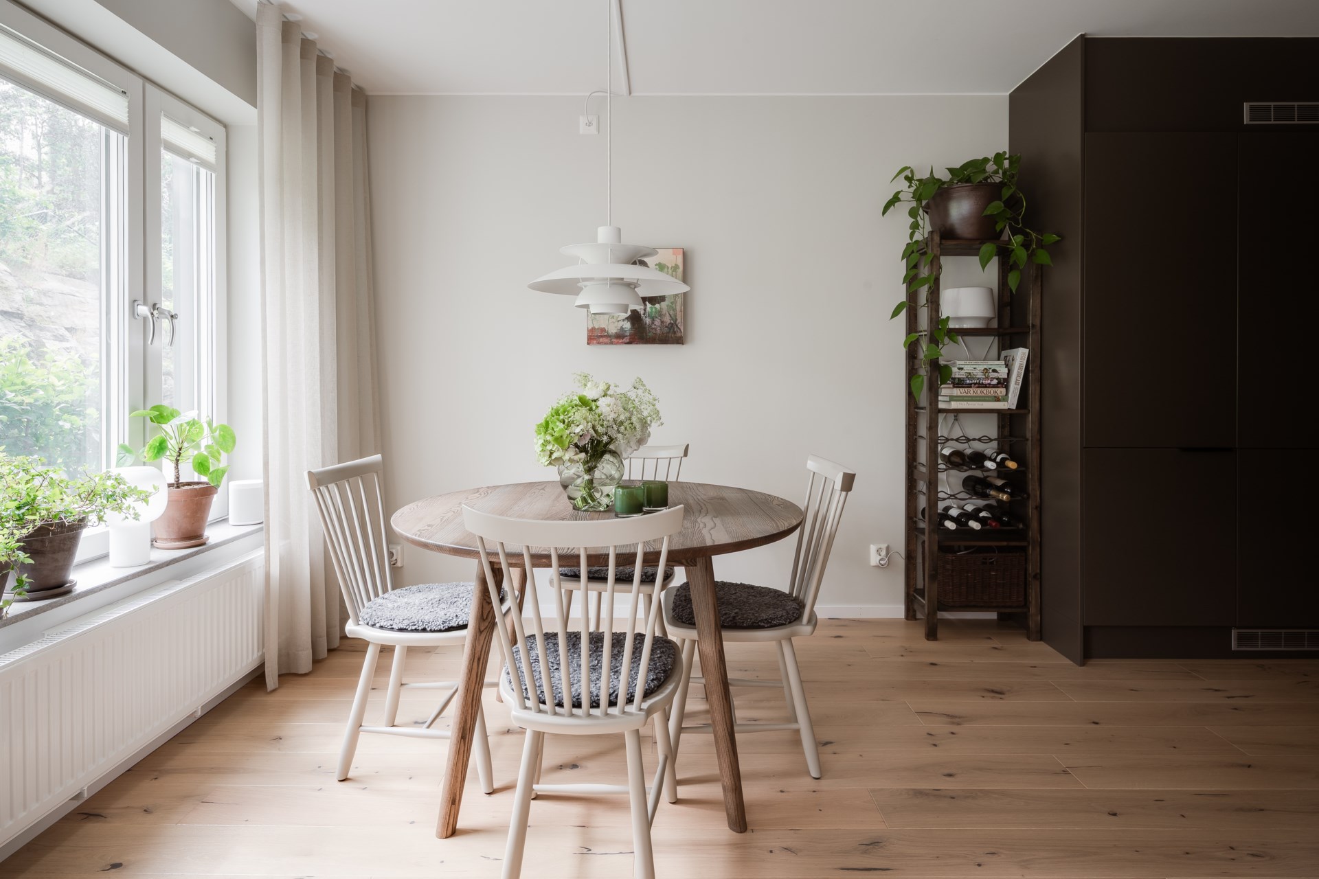 Nyproducerat från 2023 med tidlösa materialval och stor uteplats